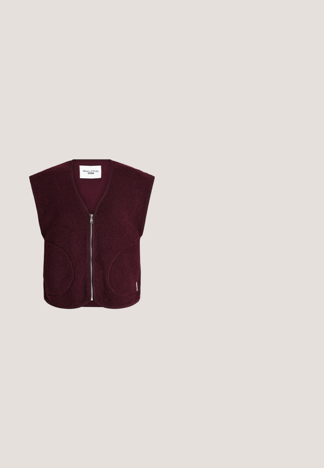 Donker bordeauxkleurig fleecevest zonder mouwen met een rits aan de voorkant en twee afgeronde zakken, met label Marc O’Polo Denim.; Bordeaux hoodie met een kangaroo zak, ruime mouwen en een grote capuchon. Gemaakt van zachte, rekbare katoenmix stof.; Bordeaux corduroy broek, met een elastische tailleband en een trekkoord, twee zakken en een rechte pijp. Zachte textuur.; Bordeaux en burgundy sneaker met een gladde lakleren neus, suède zijkanten, gestructureerde veters en een gevoerde crèmekleurige binnenkant. Rubberen zool.; Bordeaux lederen handtas met een gebogen ontwerp, voorzien van een ritssluiting, twee ritslussen en een korte schouderband. De details omvatten een geperst logo.; Gouden ketting met een verloop van ronde roze edelstenen van licht naar diep roze, met een kleine sluiting bovenaan.