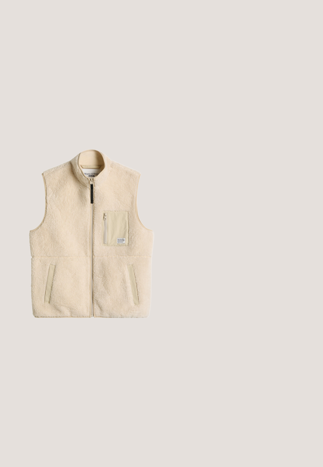 Veste polaire beige sans manches avec fermeture éclair à l’avant, deux poches latérales et une petite poche poitrine zippée avec un patch en tissu.; Haut à capuche blanc avec une poche frontale et les lettres « GAP » en bleu marine sur la poitrine, avec des cordons de serrage réglables sur la capuche.; T-shirt beige à manches courtes et col rond avec un texte subtil "Marc O'Polo Denim" centré sur la poitrine.; Pantalon beige décontracté avec taille élastique et poches latérales, fabriqué en tissu doux, présenté à plat sur fond blanc.; Baskets en toile beige avec une finition texturée, bout rond, semelle en caoutchouc et cinq œillets, présentant un accent tan uni au niveau du talon.; Sac bandoulière compact beige avec poche avant zippée, sangle réglable noire et patch logo carré noir portant l'inscription "Karl Lagerfeld Jeans".