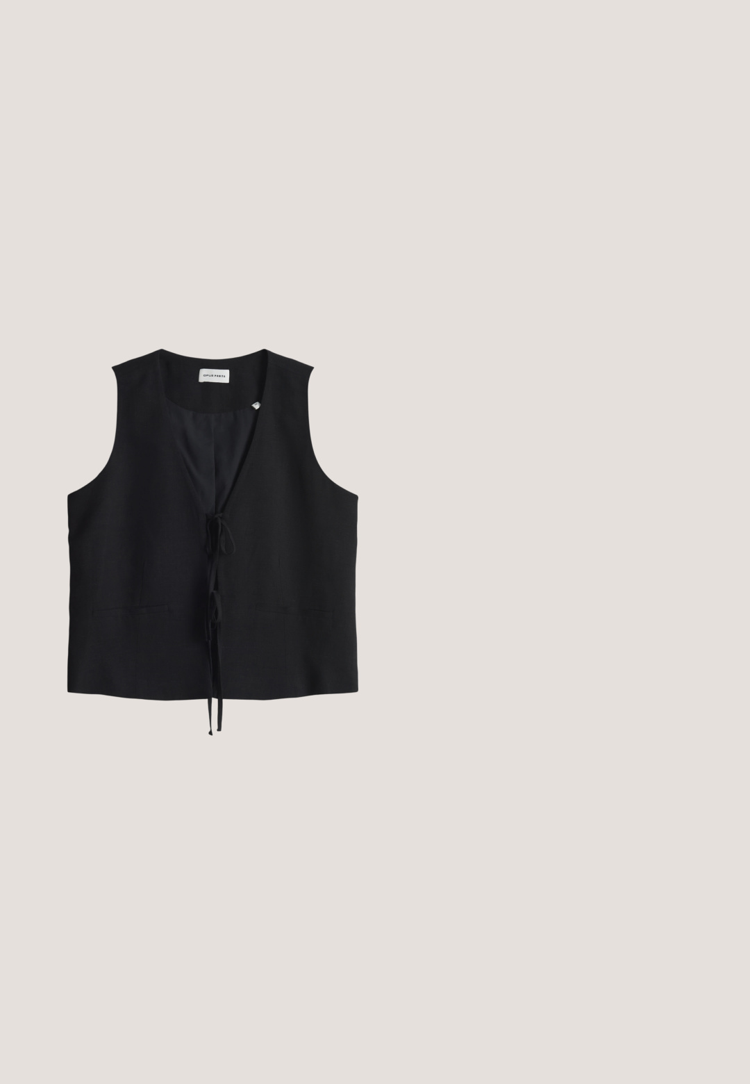 Zwarte mouwloze vest met een V-hals, voor sluiting met strik en twee zijzakken; gemaakt van een gestructureerde stof.; Zwarte, mouwloze top met een gestructureerd, wafelstructuur patroon. Ronde hals en een relaxte pasvorm, gemaakt van ademend materiaal. Eenvoudig ontwerp en effen kleur.; Losse zwart-wit verticaal gestreepte broek met elastische boorden, getoond op een witte achtergrond, geen zichtbare persoon of accessoires.; Zwarte suède instapsandalen met twee brede bandjes, elk met een grote gouden gesp, en een natuurlijke kurken voetbed met een gestructureerde rubberen zool.; Zwarte zonnebril met hoekig cat-eye ontwerp, donker getinte lenzen, glanzende plastic montuur en subtiele gouden accenten op de pootjes.; Beige en zwarte geweven draagtas met zwarte leren handvatten, met opengebreid patroon en afgeronde vorm.