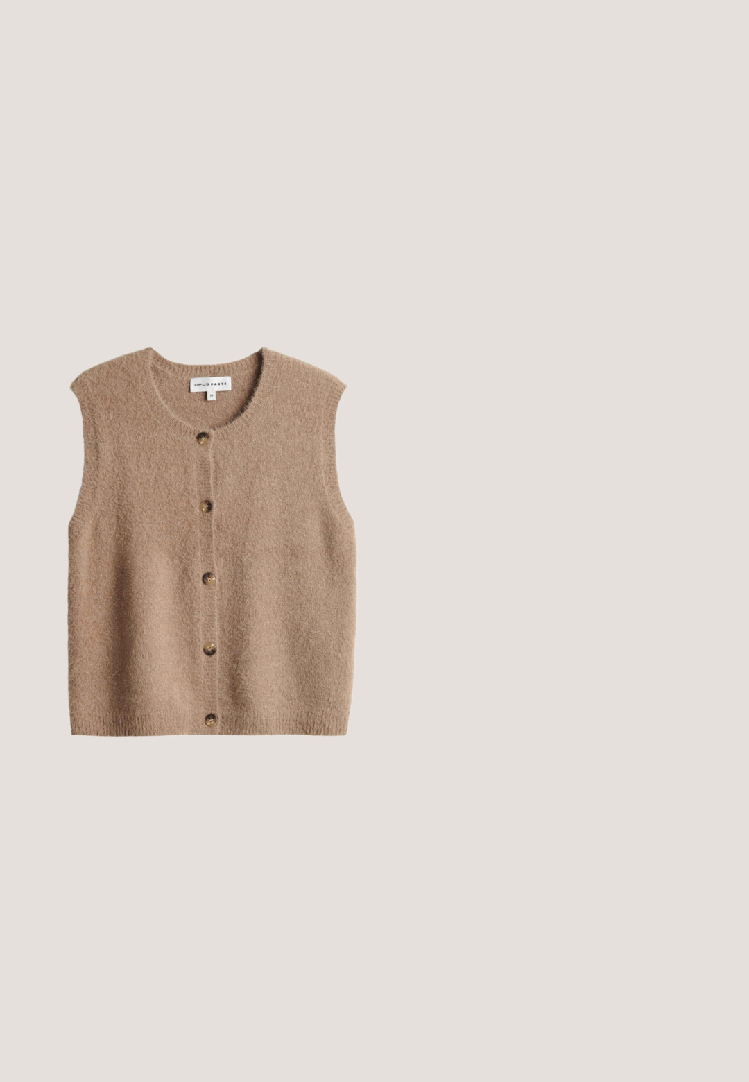 Beige ärmellose Wollstrickweste mit rundem Ausschnitt und fünf braunen Knöpfen vorne.; Cremefarbener, gerippter ärmelloser Tanktop mit rundem Ausschnitt, figurbetontem Schnitt und Markenetikett im Innenkragen.; Beige maßgeschneiderte Hosen mit zwei vorderen Taschen, flachem Frontdesign und geradem Bein. Glattes Material mit einem leichten Glanz und Plissee-Details.; Braune Kunstpelz-Sandalen mit zwei verstellbaren goldenen Schnallen, einem glatten hellbraunen Fußbett und einer schwarzen Gummisohle.; Oversized Sonnenbrille im Schildpatt-Muster mit Farbverlauf-Gläsern. Das Gestell hat eine glänzende Oberfläche und goldfarbene Metallakzente an den Bügeln.; Weiche hellbraune Wildleder-Schultertasche mit breitem Riemen und sichtbaren Steppnähten vor schlichtem weißen Hintergrund.