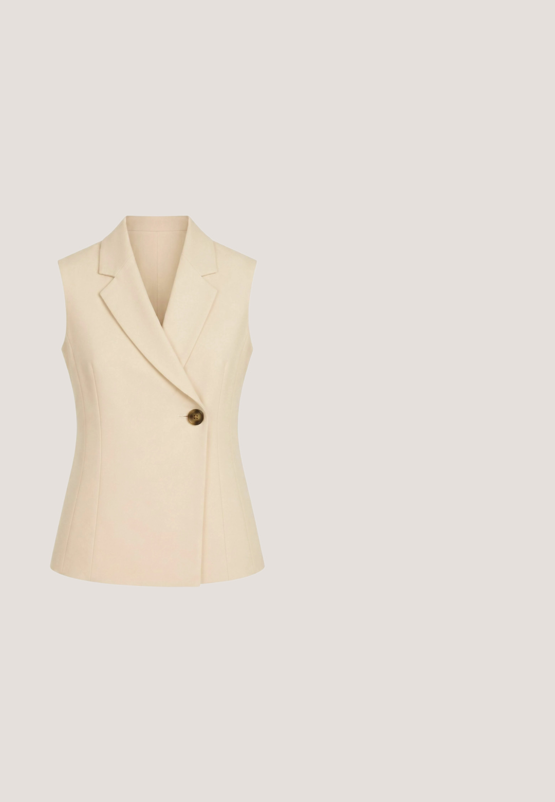 Ærmeløs beige blazer med hakket revers og en enkelt stor brun knaplukning i taljen.; Beige blazer i struktureret linnedstof, med enkelt knaplukning, slagkrave og to forlommer. Skræddersyet pasform med indsnævret talje.; Hvid spids tå slingback-hæl med tynd ankelrem og lille kittenhæl på en ensartet hvid baggrund.; Gennemsigtige beige indrammede solbriller med brune gradientlinser vinklet på en hvid overflade.; Miriade SOLANA - Håndtasker - off white; Guld kædearmbånd med en lila ballonhund charm. Har et delikat leddesign og en lille klipslås med forlængerkæde.