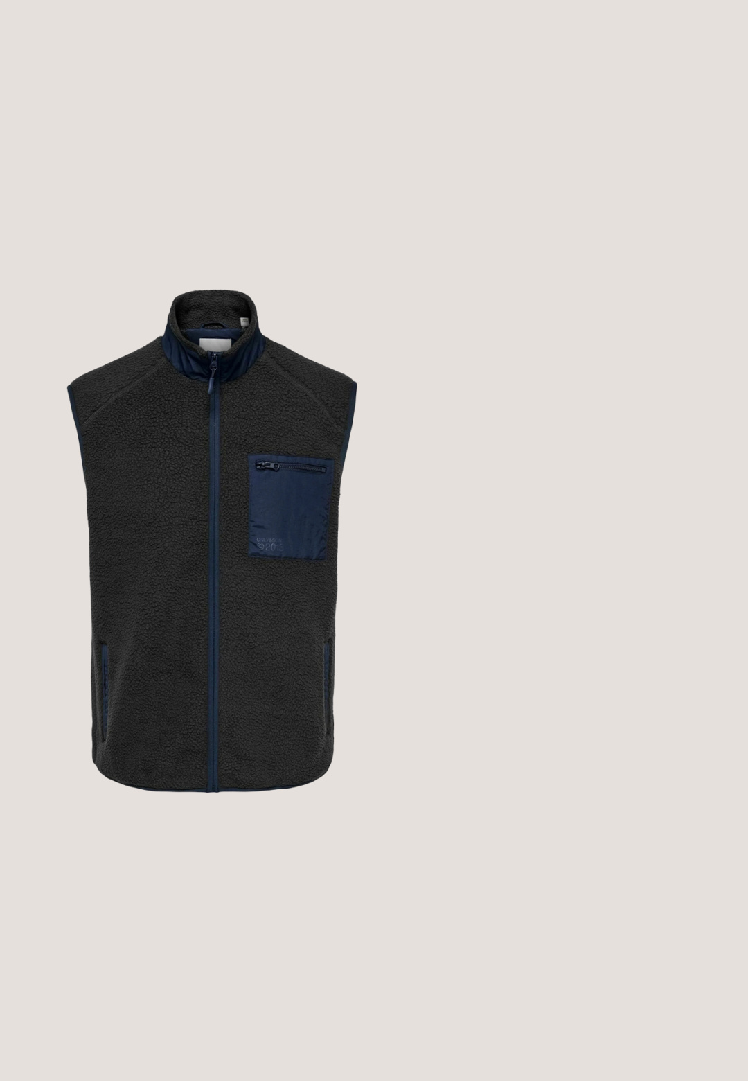 Veste sans manches en polaire noire avec fermeture éclair à l’avant, col montant, deux poches latérales et une poche poitrine zippée bleue sur le côté droit.; Pull en tricot rouge à manches longues, col rond, poignets et ourlet côtelés. Texture lisse sans motifs ni accessoires visibles.; T-shirt noir uni à manches courtes, encolure ronde, présenté à plat sans logos ni motifs visibles.; Pantalon noir à jambe droite avec taille élastique et cordon à l'avant, présenté sur un fond blanc uni.; Basket basse noir et blanc avec semelle beige, lacets et marquage "Pepe Jeans" sur le côté et le talon.; Sac bandoulière rectangulaire noir avec bandoulière réglable et poche zippée à l'avant sur fond blanc.