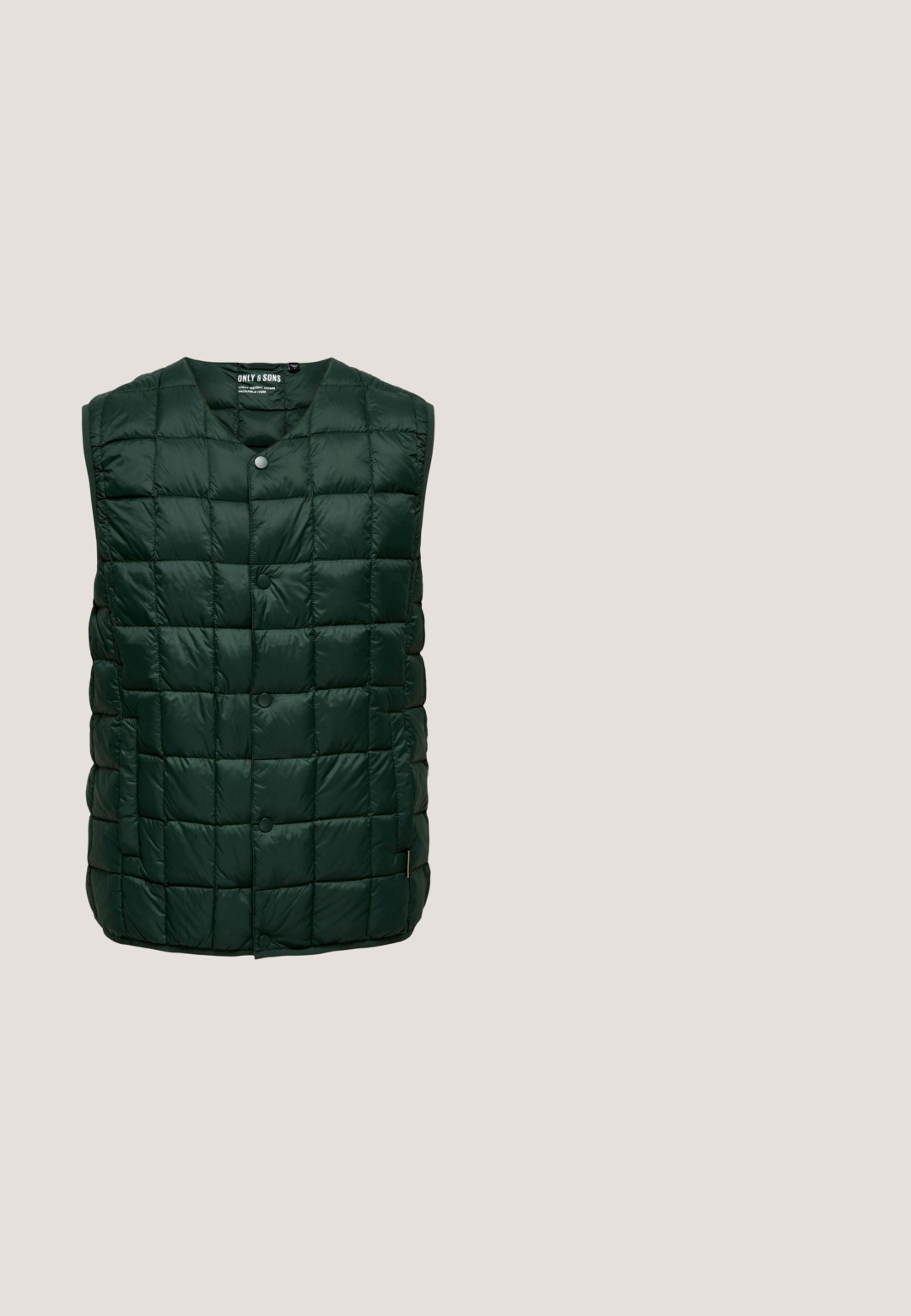 Gevoerde groene vest met een ronde halslijn, knoopsluiting en een gewatteerd ontwerp met vierkante patronen. Gemaakt van glanzend, glad materiaal.; Grijze gebreide trui met een geribbeld patroon, ronde hals en contrasterende accenten op de schouders. De mouwen zijn ook geribbeld.; Beige en wit gestreept t-shirt met korte mouwen en een beige ronde hals, plat uitgespreid op een witte achtergrond.; Grijze op maat gemaakte broeken van een gestructureerde stof. Voorzien van rechte pijpen, riemlussen en een enkele knoopsluiting bij de taille.; Jonge man in wit gestreept overhemd en kaki broek, voorover zittend op een kruk met gekruiste armen, kijkt recht vooruit op een witte achtergrond.; Zwarte nylon schoudertas met een rechthoekige vorm, voorzien van een voorvak met rits en een merkembleem. Geaccentueerd met een stevige riem.