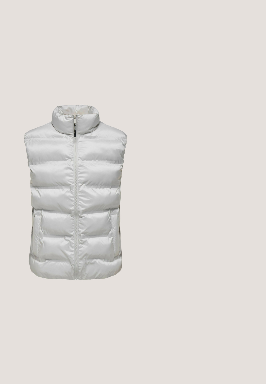 Chaleco blanco acolchado sin mangas con cuello alto y cremallera frontal, con dos bolsillos laterales y costura horizontal.; Sudadera con capucha de color gris claro, hecha de tejido suave. Presenta un bolsillo frontal tipo pouch, capucha con cordón y puños y dobladillo acanalados.; Camiseta blanca de manga corta en una suave mezcla de algodón. Presenta un cuello redondo y un logotipo sutil en el dobladillo inferior. Corte recto y ajuste relajado.; Pantalones de chándal grises hechos de una tela suave, con cinturilla ajustable, diseño de pierna recta y construcción sencilla sin bolsillos.; Zapatilla baja de color gris claro y blanco con cordones blancos, suela de goma color caramelo y la marca "Jack & Jones" en el lateral y el talón.; Bolso de cintura gris con dos compartimentos con cremallera, correa negra ajustable y una etiqueta con un diseño de la bandera del Reino Unido.