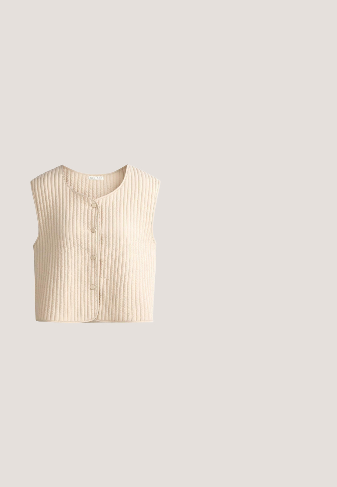 Mouwloos beige gewatteerd vest met verticale stiksels en voorzijde met drukknopen, op effen achtergrond.; Roze geribbelde trui met lange mouwen en een kraaghalslijn, voorzien van drie knopen bij de kraag en een cropped zoom.; Witte wijd uitlopende broek met verticale zwarte krijtstrepen, voorzakken, riemlussen en knoopsluitingen bij de taille en de zakranden.; Donkerbruine leren loafer met lage hak, moc-toenaad en een riemdetail over de bovenkant, gezien in zijprofiel tegen een witte achtergrond.; Ovale zonnebril met tortoise (schildpad) patroon en donkere glazen, van voren bekeken tegen een effen witte achtergrond.; Kleine rechthoekige lichtbruine suède handtas met twee handvatten, afneembare riem en gouden "GINO ROSSI"-logo aan de voorkant.