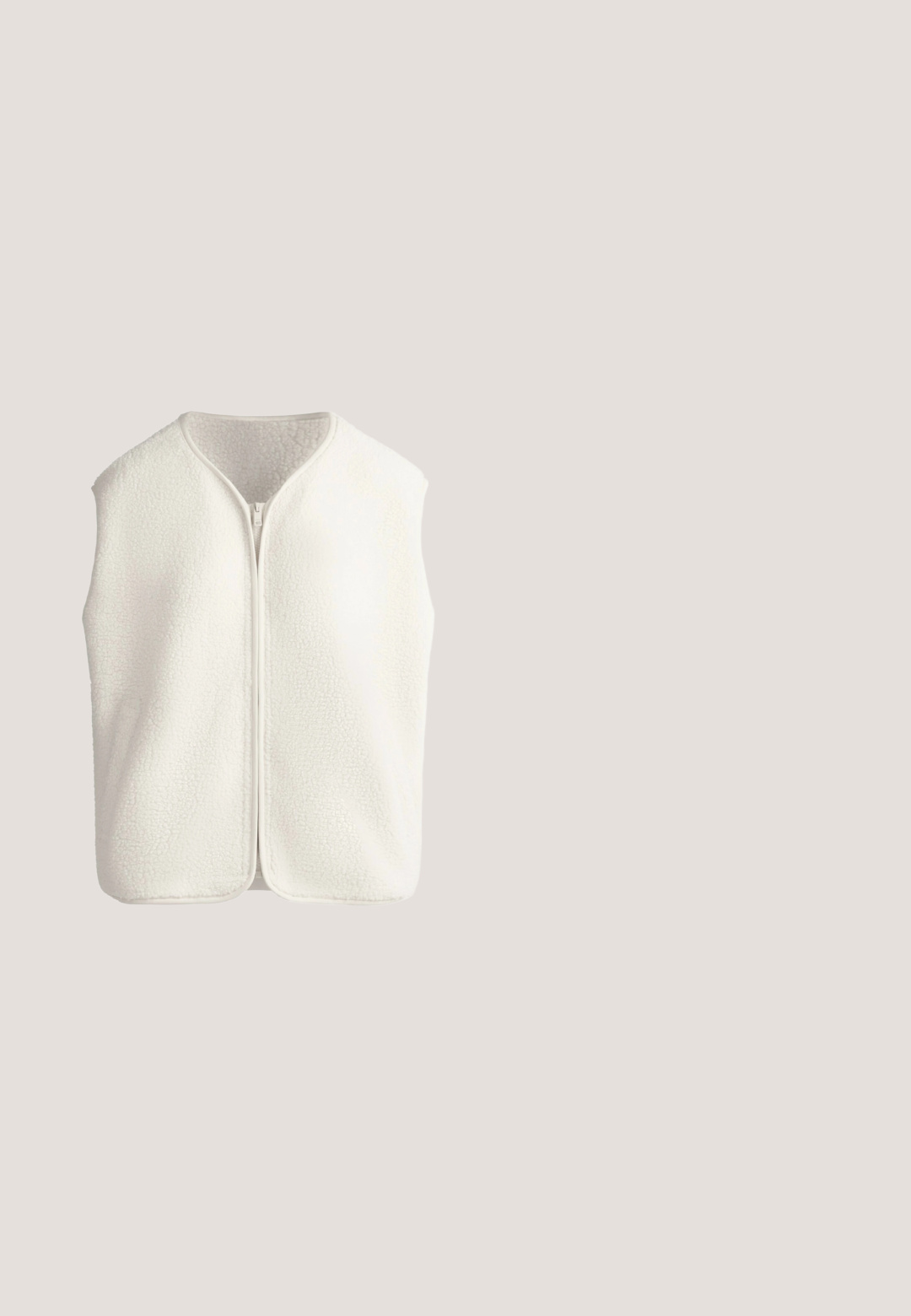Veste sans manches en polaire blanche avec fermeture éclair à l'avant et encolure arrondie, tissu doux texturé visible.; Pull oversized couleur crème avec des manches larges. Présente le texte "GOOD KARMA CLUB" en lettres fuchsia en gras sur la poitrine.; Pantalon à jambes larges couleur crème avec un tissu texturé, une taille élastique et des poches latérales. Design simple, adapté pour une tenue décontractée.; Bottine couleur crème avec un design matelassé, doublure en fourrure texturée, fermeture à lacets et semelle en caoutchouc avec des accents striés.; Lunettes de soleil marron de forme ovale avec des montures épaisses et des verres teintés, vues de face sur un fond blanc.; Sac à bandoulière en tissu doux beige avec plis, bandoulière réglable et poches latérales équipées de fermetures à cordon.