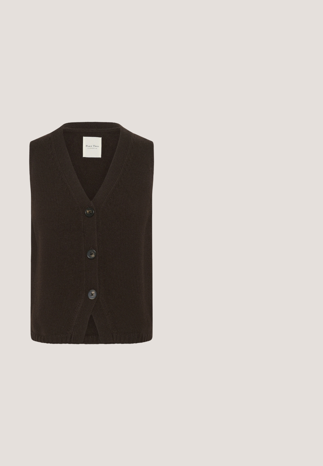 Chaqueta sin mangas de punto color marrón oscuro con cuello en V y tres botones negros en la parte delantera.; Camiseta oversize de manga corta y cuello redondo en color marrón oscuro con dobladillo recto sobre fondo blanco.; Pantalones de pana marrón de pierna ancha con pliegues, que presentan una textura suave y una cintura de altura media. Los acabados del dobladillo son limpios y rectos.; Mocasín de ante marrón oscuro con suela de tacos gruesa y detalle de pelo de poni en la parte superior, mostrado de perfil sobre fondo blanco.; Gafas de sol cuadradas con montura de carey, lentes oscuras y detalle de logo dorado en las patillas.; Bolso bandolera de cuero marrón oscuro con correa ajustable y sutil nombre de la marca en relieve en el centro frontal.