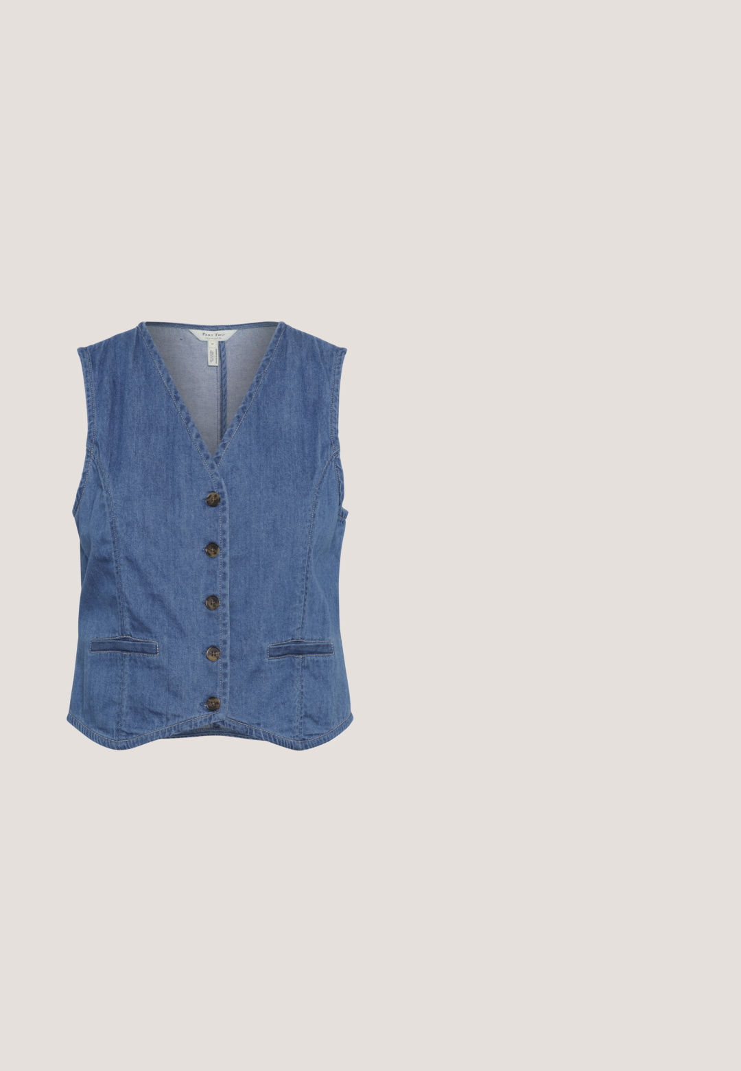 Leren spencer in lichtblauw, met een V-hals, zeven knoopsluitingen, twee voorzakken en een licht gebogen onderkant.; Witte lange mouwen gebreide trui met blauwe horizontale strepen en een ronde hals.; Gestreepte blauwe spijkerjas met een kraag, drie knopen, twee voorzakken en gestikte details op de manchetten en zoom.; Denim wijde pijpen broek met een trekkoord in de taille, in een middelblauwe kleur, rechte snit en subtiele stikseldetails.; Bruine lage sneaker met lichtroze strepen, bijpassende hielpatch, bruine veters en een buitenzool van gomhars.; Kleine handtas met verticale beige, zwarte en blauwe strepen, met gestructureerde stof en lichtblauwe leren handvatten en schouderriem.