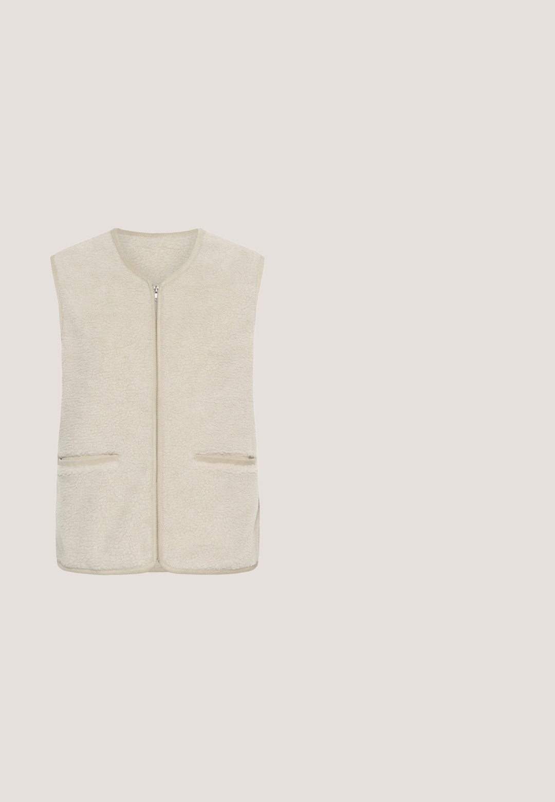 Beige ärmellose Fleeceweste mit Frontreißverschluss und zwei Fronttaschen aus weichem, strukturiertem Stoff.; Braun-weiß gestreiftes kurzärmeliges Polo-Shirt mit Kragen und drei Knöpfen an der Blende, aus weichem Stoff gefertigt.; Hellblaue weit geschnittene Jeans aus Denim. Verfügt über einen Knopfverschluss, fünf Taschen und Akzente durch Sticherei. Glatte Textur mit leichter Ausbleichung.; Beiger Sneaker mit niedriger Schafthöhe aus strukturiertem Stoff und Wildledereinsätzen, metallic-goldenem Logo an der Seite, weißer Mittelsohle und Gummilaufsohle in Karamellfarbe.; Braune Schultertasche aus genarbtem Leder mit geschwungenem Design, goldfarbenen Beschlägen und abnehmbarem Riemen für vielseitigen Gebrauch.; Goldene Gliederkette mit kleinen, schleifenförmigen Anhängern, gleichmäßig verteilt, und einem runden Anhänger nahe dem Verschluss, eingraviert mit "my".