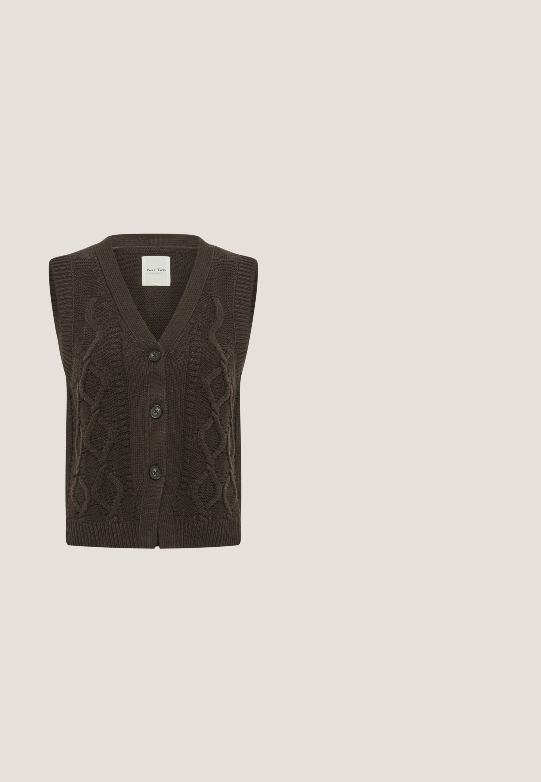 Dunkelbraune gestrickte ärmellose Weste mit Zopfmuster, V-Ausschnitt und drei schwarzen Knöpfen vorne.; Kurze Jacke aus braunem strukturiertem Stoff, mit rundem Halsausschnitt, langen Ärmeln, zwei Brusttaschen und goldenen Knopfverschlüssen.; Cremfarbene Bluse mit einem Rüschkragen, vorderem Knopfverschluss, langen Puffärmeln und einem weichen, strukturierten Stoff. Elegantes und minimalistisches Design.; Braune, gefaltete Hosen mit hohem Bund, aus einem glatten, strukturierten Stoff und mit schmal zulaufenden Beinen, die eine lockere Passform bieten.; Brauner Herren-Wingtip-Lederschuh mit Brogue-Details und karierten Stoff-Seitenteilen, von der Seite auf weißem Hintergrund dargestellt.; Braune Leder-Crossbody-Tasche mit Klappenverschluss, silberner Hardware, genähten Details und verstellbarem Gurt. Rechteckige Form mit glatter Textur.