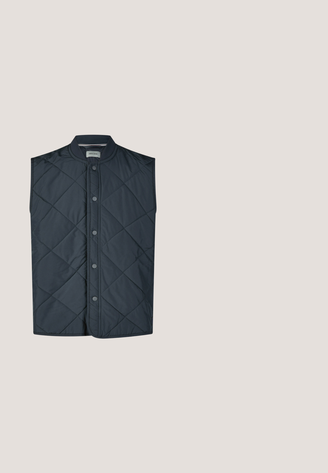 Donkerblauwe, doorgestikte, mouwloze herenbodywarmer met drukknoopsluiting en ronde kraag, lichtgewicht geïsoleerd bovenstuk.; Oranje hoodie met een halve ritssluiting, kangoeroezak en geribbelde manchetten. Gemaakt van zachte stof, heeft een merklabel aan de zoom.; Zwart T-shirt met korte mouwen, met witte vetgedrukte tekst "VERIERE" en daaronder in kleinere letters "The Rave Issue" in het midden aan de voorkant.; Zwarte katoenen broek met een gladde textuur, voorzien van een knoopsluiting, twee voorkennis en een op maat gemaakt figuur.; Zwarte suède sneakers met mesh panelen, rubberen zool, ronde neus en zwarte veters. Heeft een laag profiel ontwerp en textuuraccenten.; Zwarte rechthoekige zonnebril met donkere glazen en "Nautica" merknaam op de pootjes en de bovenhoek van het glas.