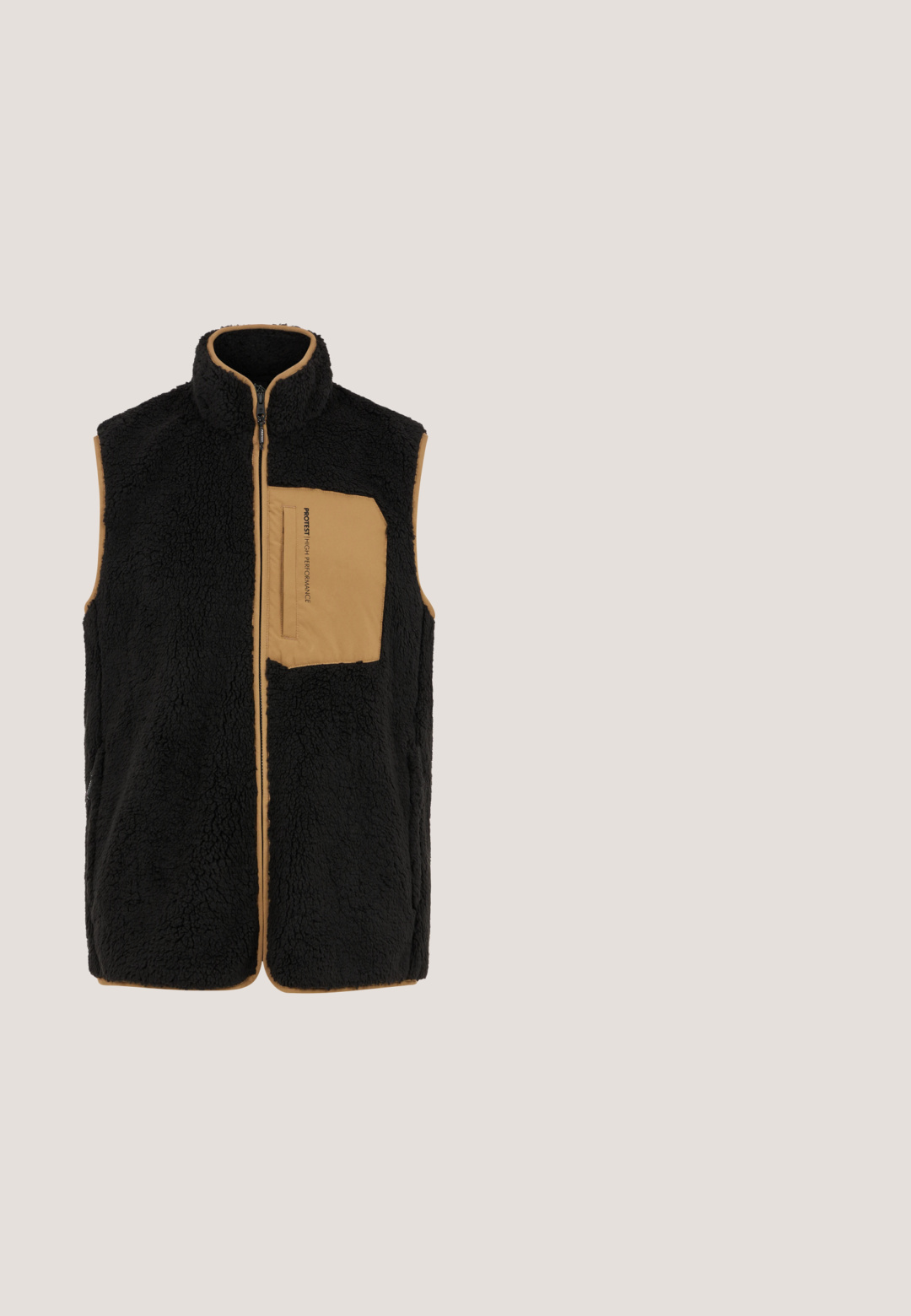 Zwarte fleece vest met hoge kraag, volledige ritssluiting en contrasterende tan zak. Het heeft een zachte, textuurstof voor warmte.; Oranje fleece pullover met een halve rits aan de voorkant. Heeft een hoge kraag en logo-detail op de mouw. Zacht, gestructureerd materiaal. Lange mouwen.; Zwarte polo met lange mouwen, gekenmerkt door een textuur met horizontale strepen in oranje en blauw, met een logopatch op de linker mouw.; Zwarte cargo pants met een ruime snit, voorzien van versterkte onderpanelen, meerdere zakken en een oranje logo-accent op de tailleband.; Donkerbruine en groene mid-top sneaker met zwarte zool, vetersluiting en aantreklus bij de hiel, afgebeeld op een witte achtergrond.; Groene schoudertas van duurzaam materiaal, voorzien van een voorste ritszak, een zwarte strap en een horizontale witte accentstrap.