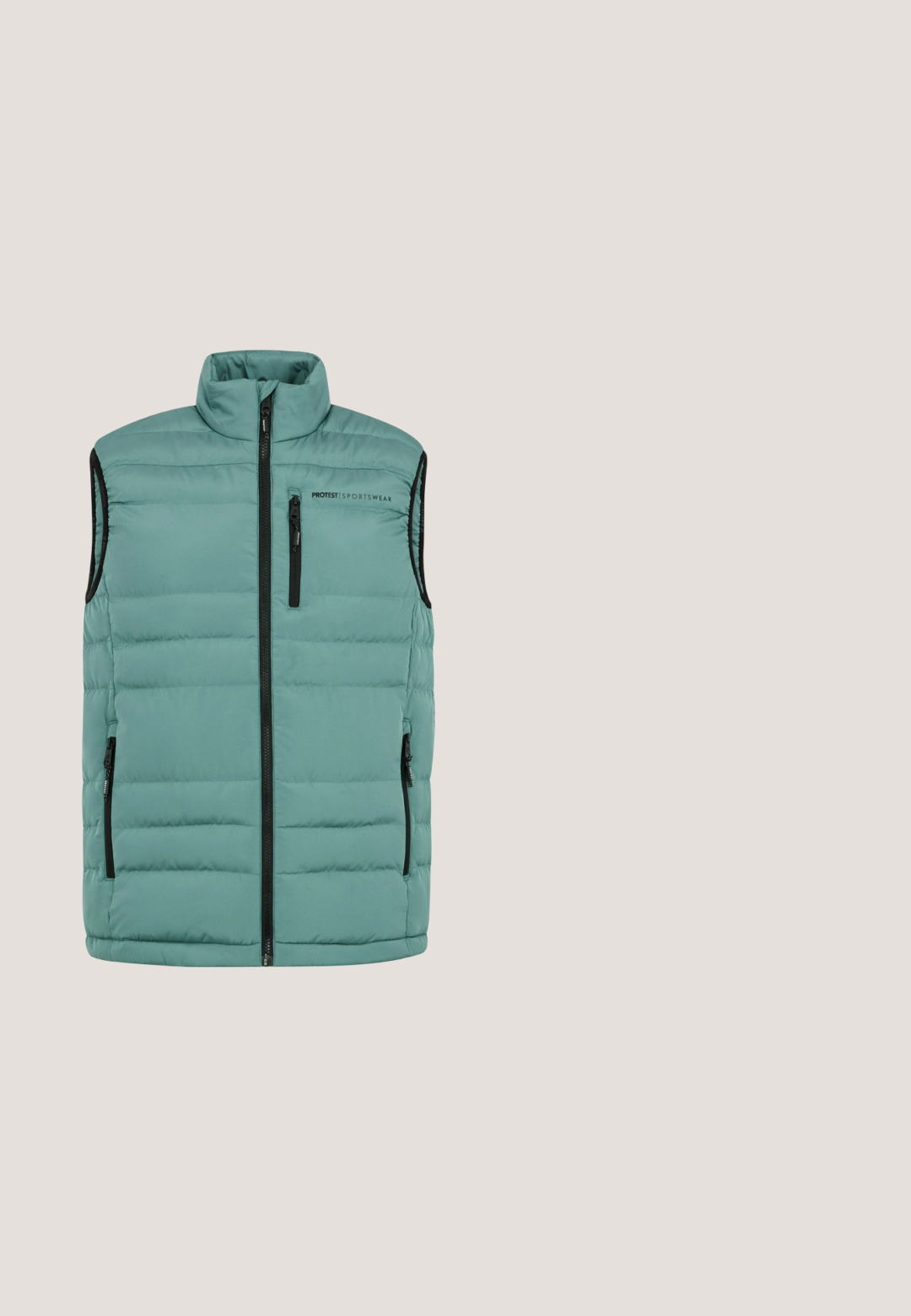 Lichtgroene gewatteerde vest met hoge kraag, rits aan de voorkant en twee zijzakken, met zwarte accenten en het merksymbool op de linker borst.; Donkergrijs T-shirt met een afbeelding van een persoon die rotsklimt op een klif met bomen, een meer en bergen op de achtergrond.; Zwarte outdoorbroeken met een gladde textuur, verstevigde knieën, zijzak met contrasterende details en verstelbare manchetten.; Wandelschoenen met een mix van zwarte, teal en tan materialen, voorzien van een gestructureerde bovenkant, veilige vetersluiting en een robuuste rubberen zool voor grip.; Zonnebril met zwart montuur en randloze blauw-paarse gespiegelde glazen, rustend op een lichte ondergrond.; Donkergrijze geweven stoffen riem met een rechthoekige metalen gesp waarop "PME LEGEND" is gegraveerd, op een witte achtergrond.