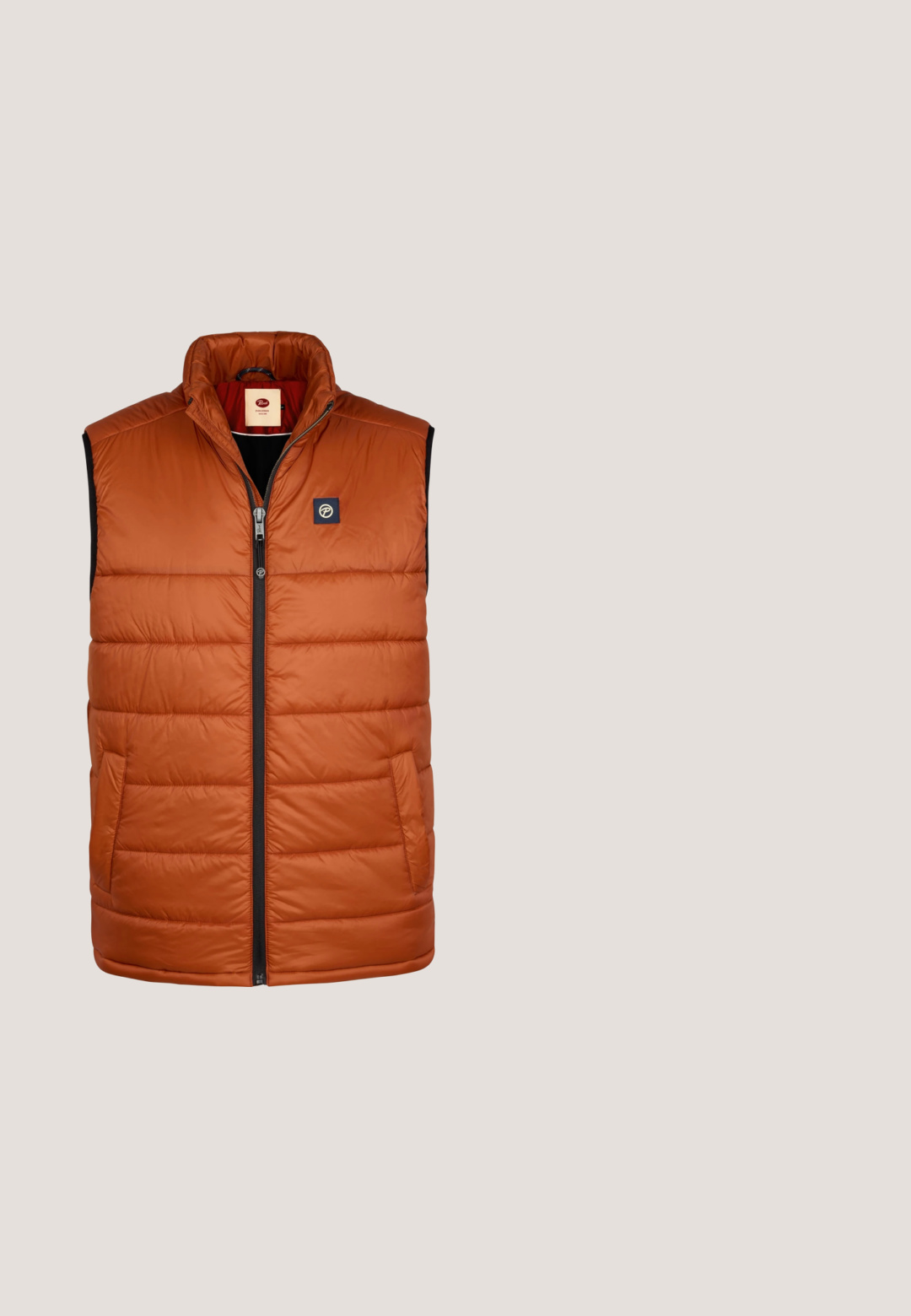 Veste matelassée orange sans manches avec fermeture éclair frontale, col montant, deux poches latérales et un petit écusson logo sur le côté gauche de la poitrine.; Sweatshirt de couleur crème avec des manches raglan, des poignets côtelés et un ourlet côtelé. Présente un logo en texte noir à l'avant. Tissu doux et texturé.; Chemise à carreaux marron, crème et bleu, dotée d'un col button-down, de manches longues et d'une poche poitrine avec une coupe diagonale.; Only & Sons ONSMARK SLIM GW 0209 PANT NOOS - Chino - monks robe; Baskets avec un mélange de daim beige, cuir crème et accents bleu marine. Design à lacets avec une semelle en caoutchouc et un logo embossé sur le côté.; WITTCHEN OFFICE - Sac bandoulière - brown