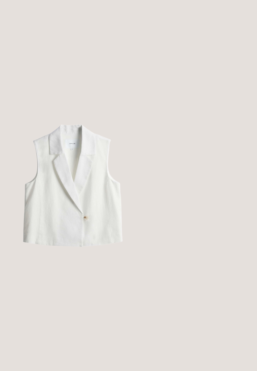 Witte mouwloze vest met een notch-kraag, sluiting met één knop en een gladde textuur. Label zichtbaar in het kraaggebied.; Crèmekleurige blouse met korte mouwen, een ronde halslijn en subtiele ruches aan de zijkanten, getoond tegen een witte achtergrond.; Wijd uitlopende broek in wit stof met verticale zwarte speldenstrepen, elastische tailleband en twee zijzakken. Gladde textuur.; Beige en zwarte slidesandaal met brede, gewatteerde gekruiste bandjes en platte geribbelde zool op witte achtergrond.; Zonnebril met een chunky schildpadprint montuur en bruine lenzen, met een hexagonale vorm en slanke armen met subtiele merkaanduiding.; Off-white crescentvormige crossbodytas met brede verstelbare stoffen riem en zilverkleurige metalen sluitingen.