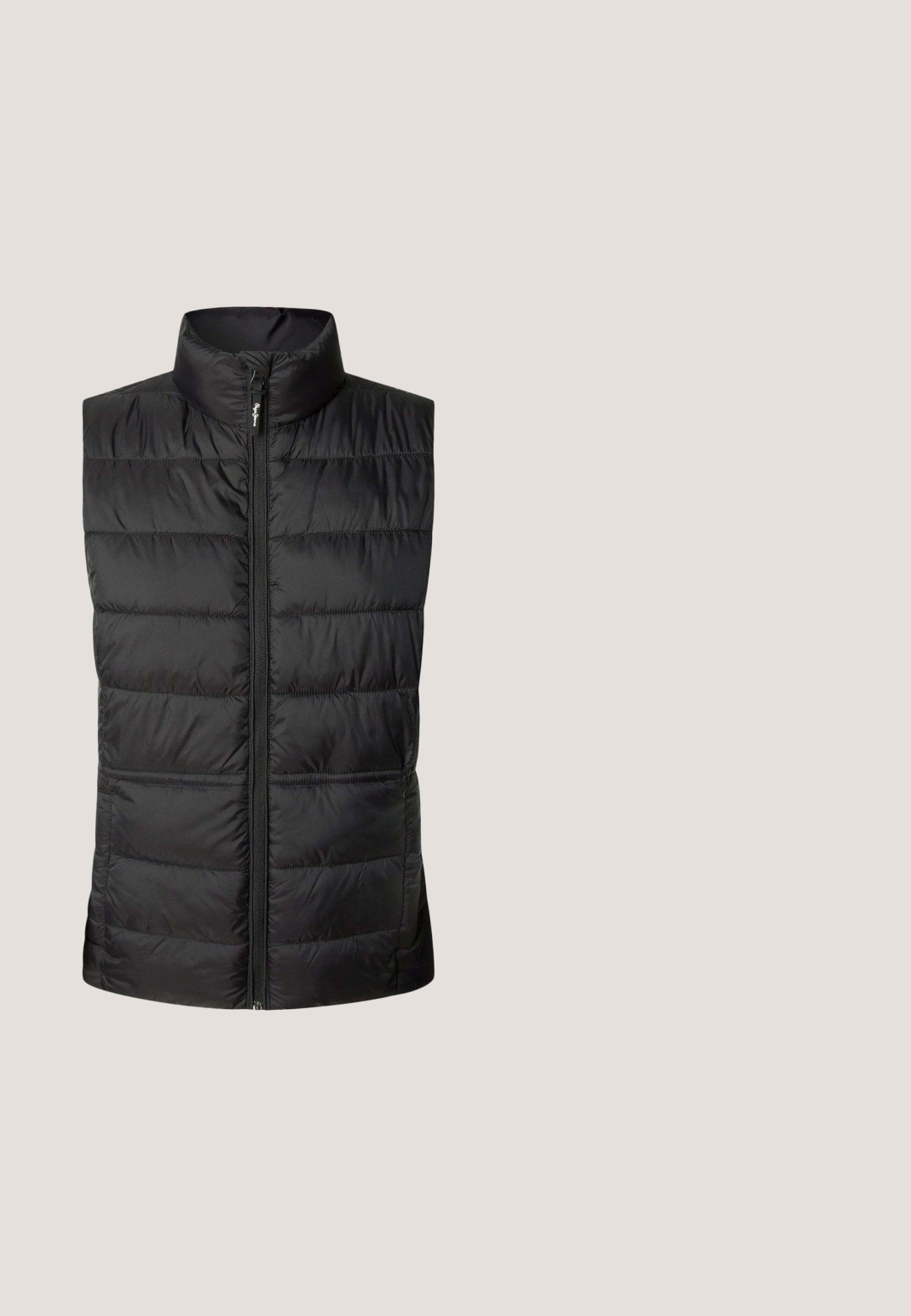 Chaleco acolchado negro con cuello alto, cremallera frontal y patrón de costura horizontal. Fabricado en material ligero y acolchado. No tiene bolsillos visibles.; Sudadera con cremallera negra hecha de tejido suave, con capucha ajustable, bolsillos frontales y puños de canalé. Textura lisa con un diseño sencillo.; Camiseta blanca de mangas cortas hecha de algodón suave. Presenta un escote redondo y un corte recto, sin patrones ni adornos.; Pantalones de chándal gris oscuro con cintura elástica y cordón, bolsillos laterales y un corte relajado. Textura suave con un sutil patrón jaspeado.; Zapatilla atlética negra con una parte superior texturizada, diseño aerodinámico, seis ojales y una suela acolchada con estrías horizontales.; Bolso de hombro negro de nailon con correa ajustable, parte superior curva, bolsillo frontal con cremallera y detalle de logo en relieve. Textura suave y diseño minimalista.