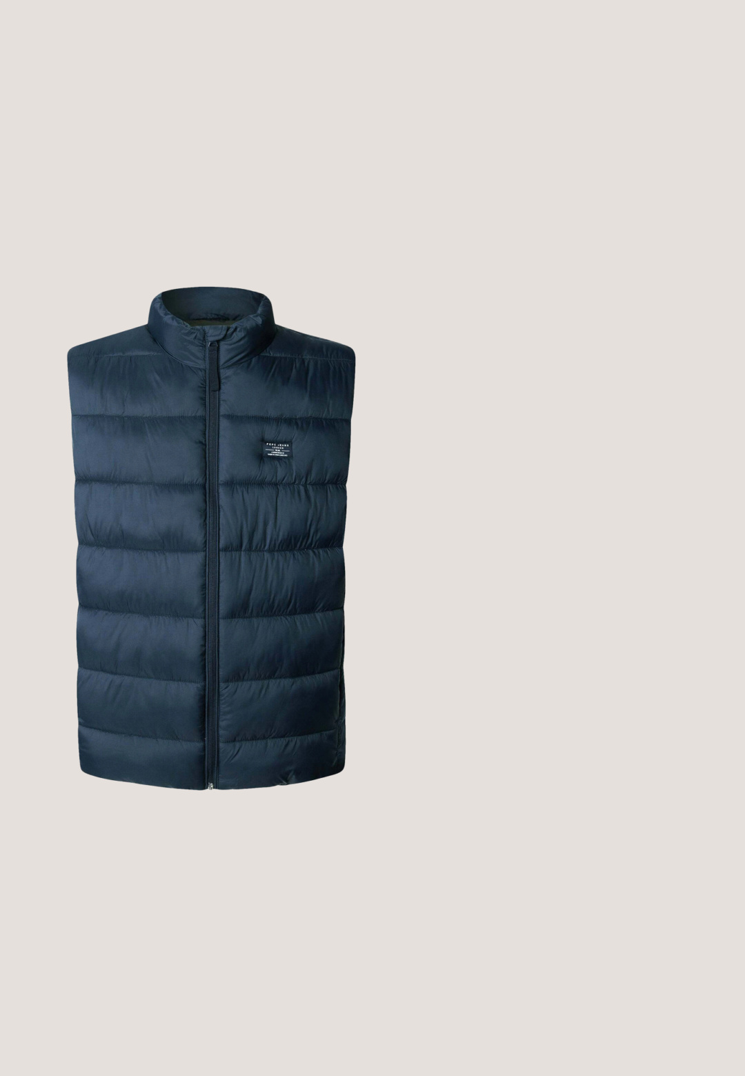Chaleco sin mangas acolchado de color azul marino con cuello alto y cremallera frontal, que presenta un pequeño logo de Pepe Jeans en el pecho.; Sudadera de forro polar en color navy con cuello redondo, mangas largas, logo rojo de "Pepe Jeans" en el frente y "LONDON W11" en la manga. Textura suave.; Camisa polo blanca con un cuello clásico, mangas cortas, con detalles en negro en las mangas y el logo de "Red Bull Racing" en el pecho.; Pantalones de pierna ancha en azul marino con bolsillos delanteros tipo parche, trabillas para cinturón y cierre de botón en la cintura.; Pepe Jeans PEPE JEANS TRAINERS BUSTER SERIE M - Zapatillas skate - cognac/brown; Pepe Jeans BROMLEY SHOULDER - Bandolera - blue