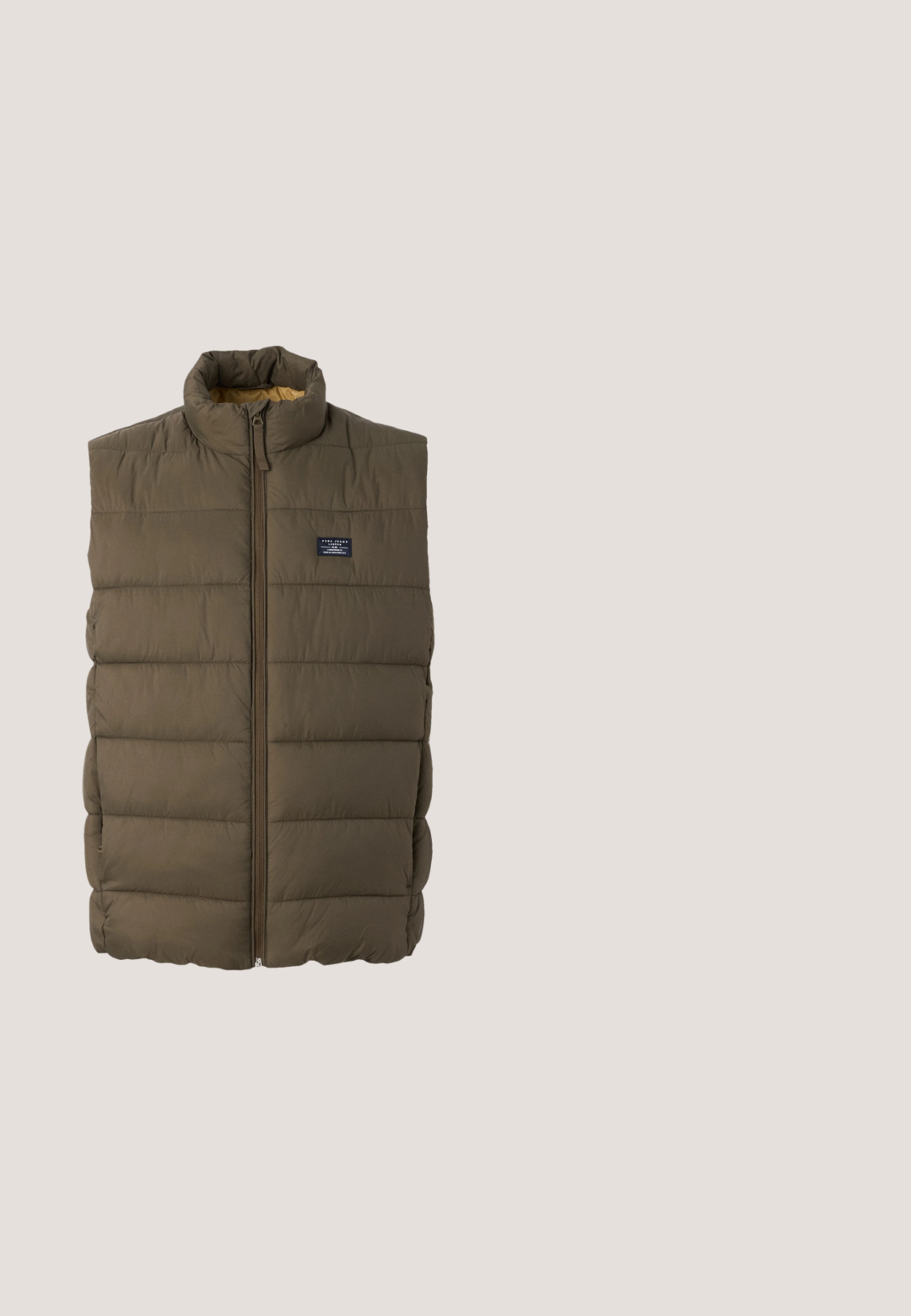 Pepe Jeans PUFFER - Chaleco - military green; Sudadera negra de algodón con un bolsillo tipo canguro en la parte delantera, capucha ajustable con cordón, puños acanalados y un pequeño logo verde bordado.; Camisa de manga larga de botón con un estampado de cuadros en rojo, azul y blanco, hecha de una tela ligera, con un pequeño logotipo verde en el pecho.; Pantalones de algodón verde oscuro con un diseño de pierna recta, bolsillos frontales y cierre de botón en la cintura. Textura suave, sin patrones.; Zapatilla baja de ante marrón con suela de goma blanca, cordones blancos y logo de Polo bordado en el costado.; Bolso bandolera negro texturizado con correa ajustable, bolsillo frontal, detalle de anillo de metal y logo blanco de Lacoste en el panel frontal.