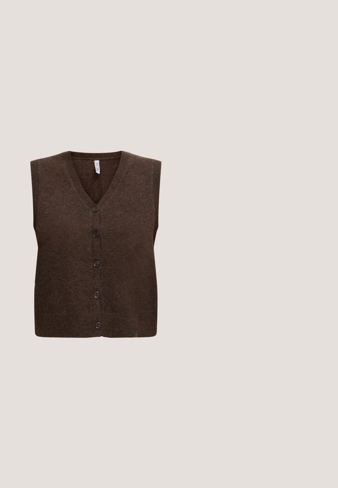 Brun strikket ærmeløs cardigan med fem mørke knapper og en V-hals, vist fladt på en hvid baggrund.; Brun skjorte med knapper og klassisk krave, lange ærmer og en afslappet pasform. Lavet af glat bomuld med en ensartet tekstur.; Straight-cut mørkebrune formelle bukser med bæltestropper og forvejs folder, vist på en ensfarvet lys baggrund.; Brune kunstlæder stiletter med spidse tæer og krokodilletekstur, der har en slank, vinklet hæl og en glat inderside.; Skildpaddebriller med en firkantet ramme, der har klare linser og et struktureret mønster. Stængerne har et tyndt, strømlinet design.; Mørkebrun håndtaske med krokodillestruktur, guldlås, to håndtag og aftagelig skulderrem på ensfarvet hvid baggrund.