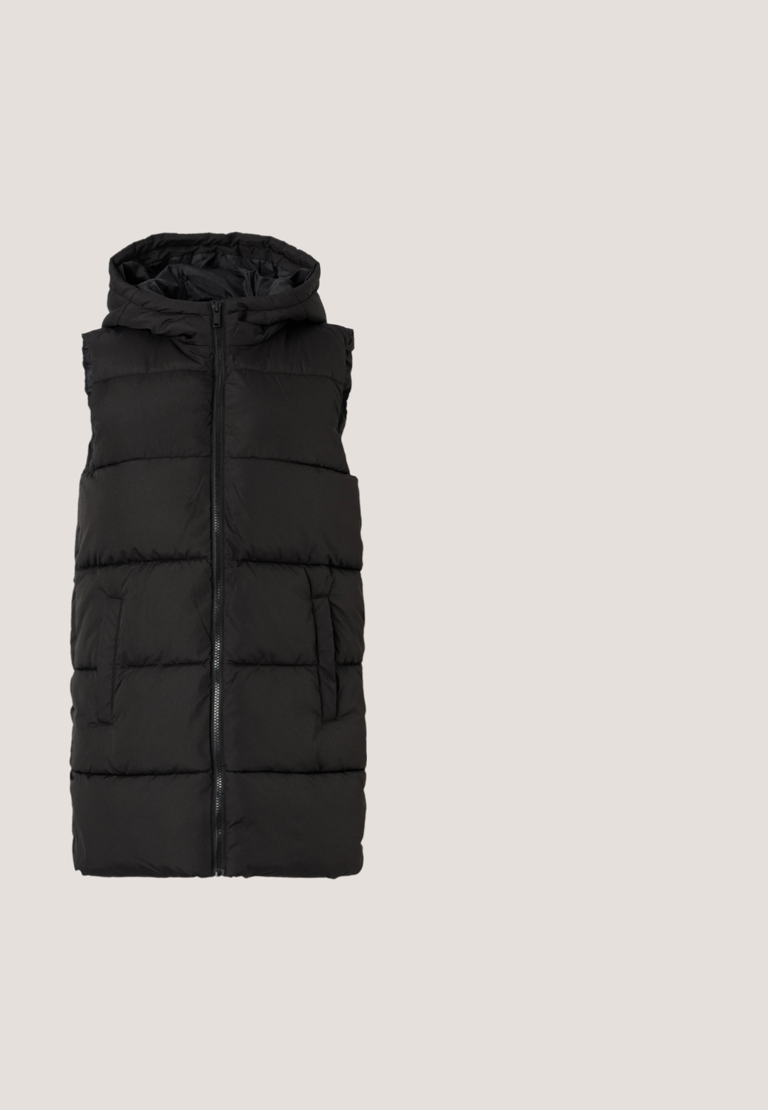 Schwarze Steppweste mit Kapuze, ausgestattet mit einem Reißverschluss vorne, zwei Seitentaschen, gestepptem Muster und einer glatten Außenbeschaffenheit.; Schwarzer, verkürzter Sweatshirt aus Baumwollmischung mit Rundhalsausschnitt, langen Ärmeln und einem weißen Nike-Logo auf der Brust.; Schwarze Sweatpants aus einem Baumwollmix, mit einem Kordelzugbund, geraden Beinen und einem weißen Nike-Logo auf der linken Seite.; Nike Air Max Sneakers mit schwarzem Mesh- und Leder-Obermaterial, weißen Akzenten, sichtbarer Luftpolsterung und einer strukturierten Gummisohle.; Schwarze rechteckige Sonnenbrille mit dunkel getönten Gläsern, dickem Kunstrahmen und breiten Bügeln. Glatte Oberfläche und kantiges Design.; Schwarze Puffer-Tote mit doppelten Griffen, versehen mit einem weißen Etikett mit "MADS NØRGAARD KOPENHAGEN." Weiche, gesteppten Textur und runder Form.