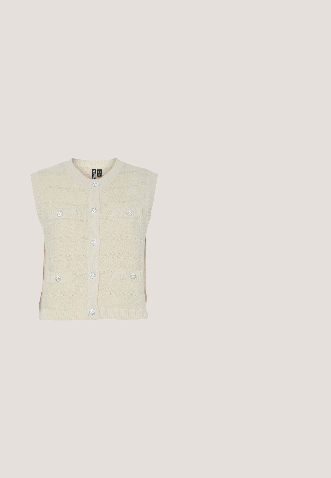 Chaleco de punto beige con cuello redondo, mangas cortas, cinco botones decorativos de cristal y dos bolsillos delanteros. Diseño de tela texturizada.; Top sin tirantes de tela beige claro, diseño ajustado con una textura suave, bordes sin costuras y sin patrones ni detalles de hardware visibles.; Pantalones cortos de algodón blanco con cintura elástica y patrones florales decorativos calados por toda la tela.; Sandalia de plataforma blanca con suela acanalada y flores blancas decorativas de tela en la tira superior.; Gafas de sol tipo ojo de gato de color crema con lentes marrones apoyadas sobre una superficie blanca, inclinadas para mostrar vista frontal y lateral.; Bolso crema con asa retorcida, estampado floral en relieve, borla y logo de la marca en plata en la parte delantera.