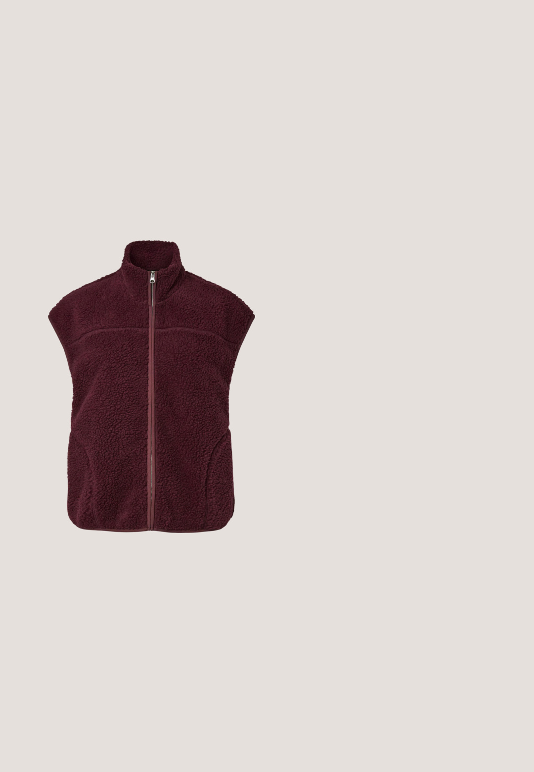 Ærmeløs bordeaux fleecevest med høj krave og lynlås foran, lavet af blødt, struktureret stof for varme og komfort.; Vinrød langærmet crew neck sweatshirt med ribkanter på ærmer og kant, viser forfra uden synlige logoer eller mønstre.; Langærmet crew neck skjorte med horisontale vinrøde og lyserøde striber, vist på en hvid baggrund.; Bordeaux sweatpants lavet af blødt materiale, med elastisk talje og tapered ben. Ingen synlige mønstre eller hardware-detaljer.; Bordeaux atletiksneakers med mesh og syntetisk overdel, bølget hvid sål, snørelukning og mærket sides detaljer, vist i højre profil.; Vinrød mulepose med tynde hvide lodrette striber og brede håndtag, med en rektangulær beige lap med "RVCA" i fede bogstaver.