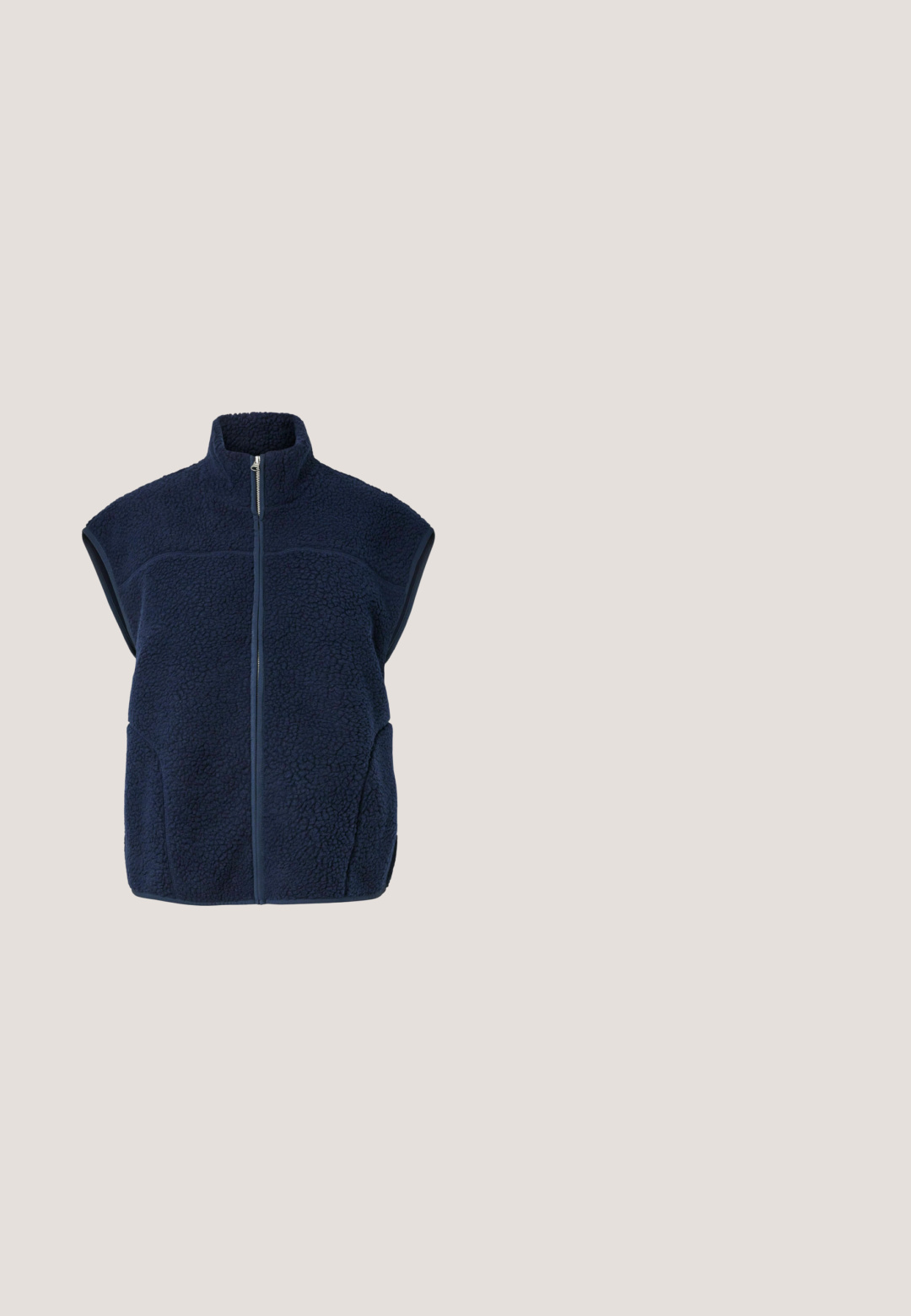Marineblå ærmeløs fleecevest med frontlynlås og høj krave, lavet af struktureret, blødt og varmt stof.; Marineblå pullover sweatshirt med kvart-zip krave, lange ærmer, ribbede manchetter og en blød tekstur; minimalistisk design uden mønstre.; Marineblå langærmet tætsiddende top med rund halsudskæring, designet til en slank pasform.; Marineblå sweatpants med elastisk talje, slank benudformning og glat tekstur. Velegnet til afslappet eller atletisk brug.; Sneakers med en mørkeblå og lys grå overdel, tekstureret stof, polstret sål og pink detaljer. Har snørebånd og en pull-tab.; Navy quiltet tote taske med to robuste, afrundede håndtag og rektangulær form. Har en lille sort label med teksten "STUDIO BERLIN".