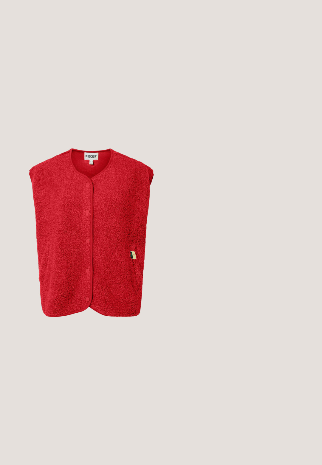 Rød tekstureret ærmeløs vest med trykknapper, rund halsudskæring og mærkeetiket "PIECES" ved kraven.; Hvid bomulds t-shirt med korte ærmer, med fed sort tekst "I," et rødt hjerte, og "ME" i en uformel skrifttype.; Røde bukser med et hvidt abstrakt bølget mønster, udstyret med elastisk talje og lige bendesign, lavet af letvægtsstof.; Blauer Sneakers - whi fux whi fux; Røde plastik solbriller med ovale linser, grå nuance og guldfarvede hardware-detaljer på siderne. Glat overflade og kurvet form.; Rød læderhåndtaske med et gyldent "M"-logo, der har en tekstureret overflade og en flerfarvet kædestrop. Enkel, rektangulær design.