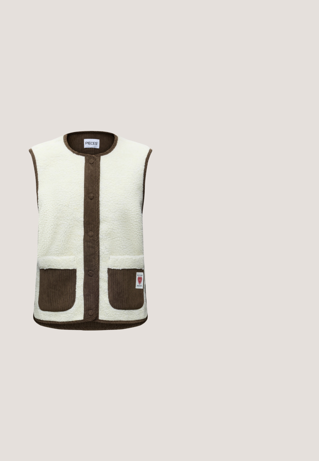 Veste sans manches en sherpa crème avec bordure en velours côtelé marron et poches, boutons-pression à l'avant et petite écusson en forme de cœur sur la poche droite.; Pull marron à manches longues, col rond, avec poignets et ourlet côtelés, présenté sur un fond clair uni.; Pull col roulé marron foncé à manches longues, coupe ajustée et tissu léger sur un fond clair uni.; Pantalons cargo marron à jambes larges en tissu léger, avec une taille élastique et un cordon de serrage ainsi que des poches latérales.; Baskets marron et crème présentant un mélange de matériaux texturés et lisses, profil bas, design à lacets, et semelle en caoutchouc.; Petit sac à main marron duveteux avec des poignées en cuir tressé sur un fond uni clair.