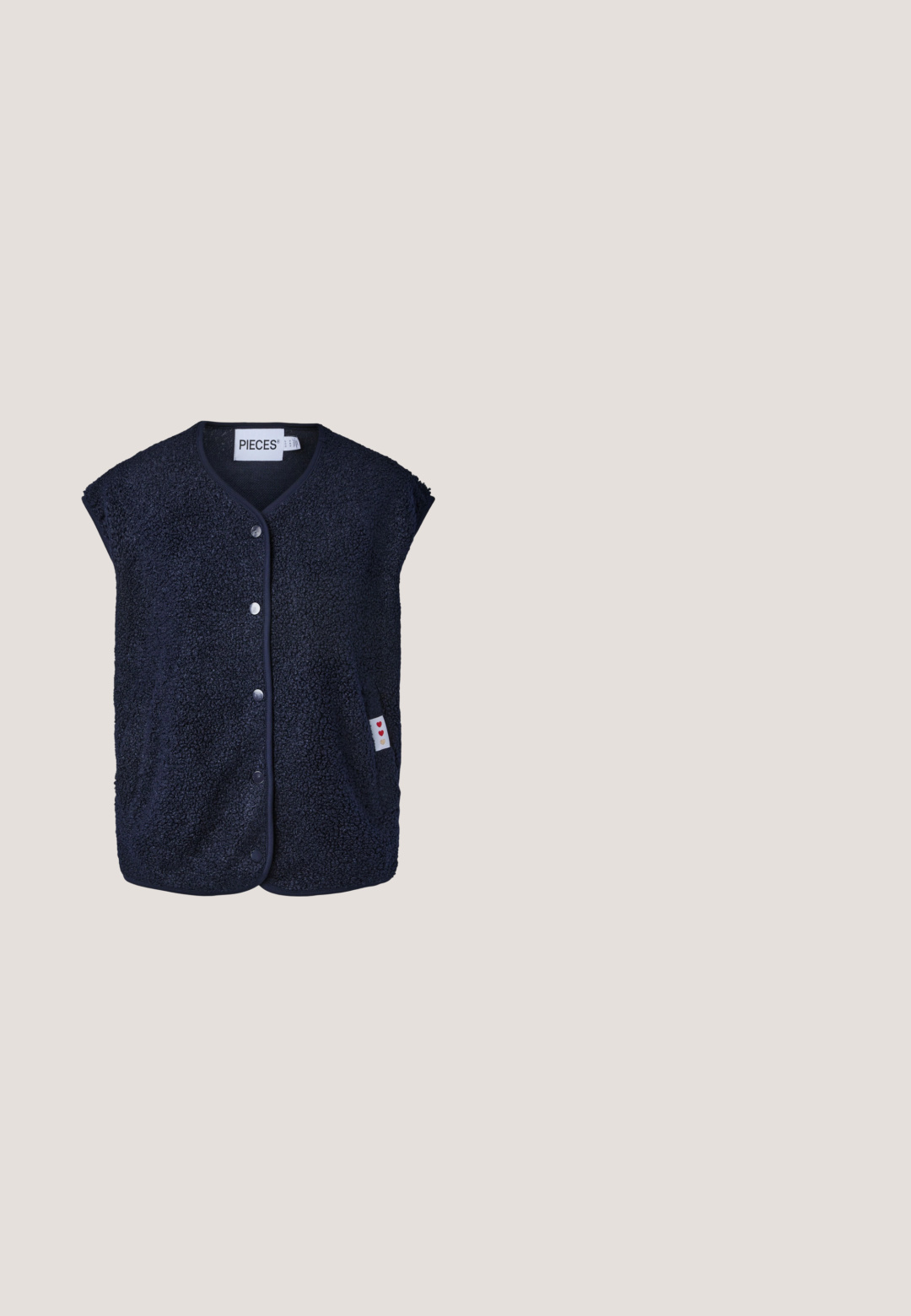 Chaleco sin mangas de forro polar azul marino con botones de presión en la parte delantera y una pequeña etiqueta en el lateral con símbolos de corazón rojo.; Sudadera azul marino con cuello redondo, mangas largas, puños y cinturilla de canalé. Textura suave sin patrones visibles ni herrajes.; Suéter de cuello alto de canalé en azul marino, de manga larga y con una silueta ajustada, fabricado en una tela suave y elástica.; Pantalones de chándal azul marino con cinturilla elástica, diseño de pierna ajustada y textura suave. Adecuados para uso casual o deportivo.; Zapatillas azules con parte superior de ante y textil, acentos beige, puntera redonda y suela de goma. Diseño con cordones y logo en el lateral.; Bolso bandolera azul marino con correa ajustable plateada y cierre de hebilla dorada en el frente, forma rectangular con tela suave.