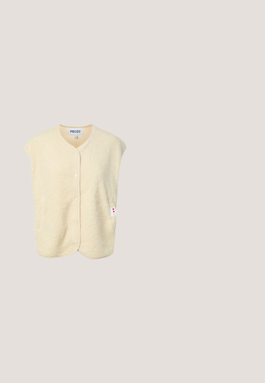Flødefarvet, ærmeløs fleecevest med trykknapper foran og et lille mærke med røde hjerter på siden.; Beige strikket sweater med høj krave, der har vertikal ribbet tekstur og sænkede skuldre for en afslappet pasform.; Brune, vide strikkede bukser med et tekstureret stof, der har en elastisk talje og en løs pasform for komfort.; Beige suede ankelstøvle med rund tå, elastisk krave og en tykk platformsål med dybe riller for greb. Flad, strømlinet design.; Brune ovale solbriller med transparent plaststel og mørke tonede linser, vist mod hvid baggrund.; Brun faux fur håndtaske med en unik tåreform og et ovalt håndtag. Teksturen er blød og fyldig, med en glat bund.