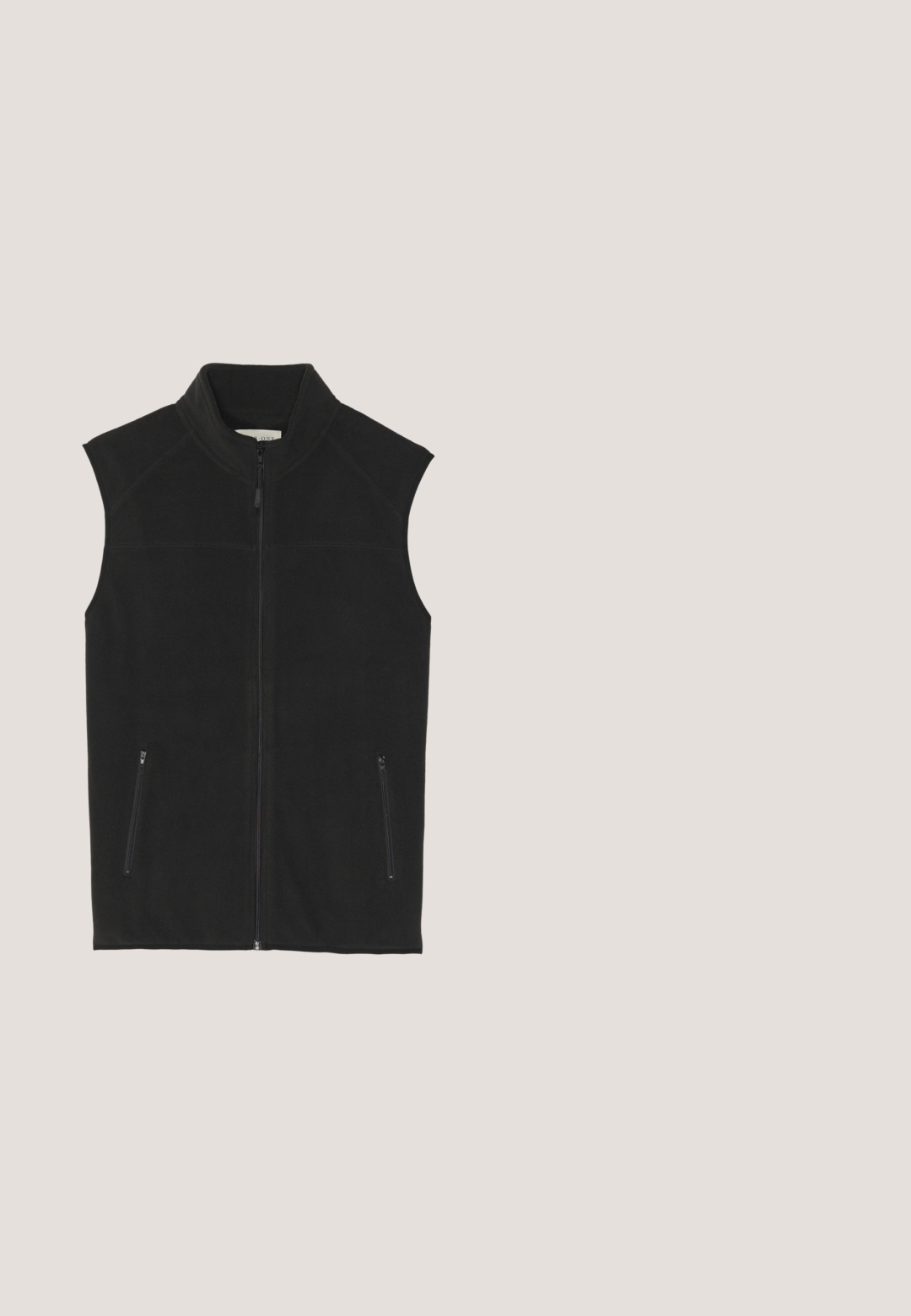 Sort fleecevest med høj krave, frontlynlås og to lynlåslommer i siden; har en glat tekstur og tætsiddende design.; Sort sweatshirt lavet af en blanding af bomuldsstoffer, har rund halsudskæring, lange ærmer og et subtilt logo på brystet. Glat tekstur.; Mørkegrå kortærmet t-shirt lavet af bomuld, med rund hals og et lille grønt broderet logo på brystet. Glat tekstur.; Lysegrå joggingbukser med sorte snore, elastisk talje, ribkant ved anklerne og lille sort tekst på øverste lår.; Grå sneakers med en kombination af ruskind og mesh-materiale, lavtop design og teksturerede detaljer med tonale snørebånd og gummisål.; Sort duffeltaske med lynlås på toppen, elastisk lomme foran, to bærehåndtag med trykknaplukning og justerbar skulderrem mod hvid baggrund.