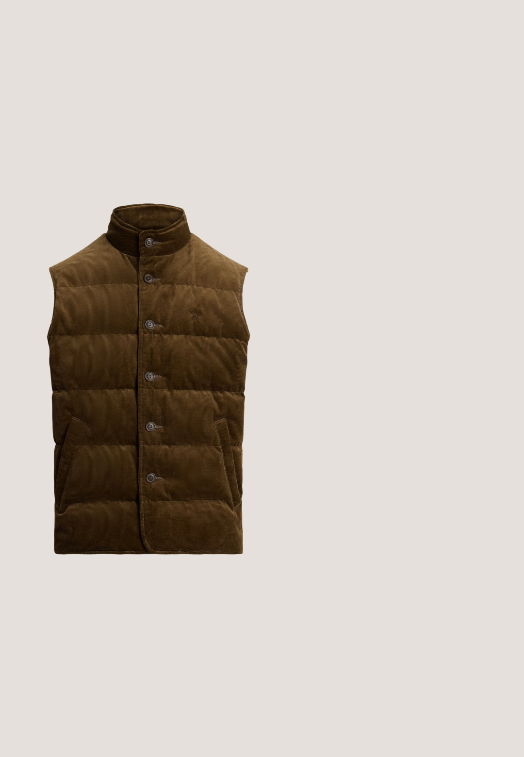 Bruine corduroy mouwloze vest met een hoge kraag, voorzien van gewatteerde patronen, vier knopen en twee zijzakken.; Marineblauwe kabelgebreide trui met ronde hals, lange mouwen en een klein rood geborduurd Polo Ralph Lauren-logo op de linkerborst.; Witte lange mouw blouse met dunne verticale groene strepen, knoopkraag en klein geborduurd paardenlogo op de linkerborst.; Donkergroene cargojoggingbroek met trekkoord in de taille, zijzakken met klep, geribde enkelboorden en kniezaaddetails op een effen achtergrond.; Beige suède en leren lage sneaker met gumzool, witte veters en Polo-logo op de zijkant en zool.; Zwarte rechthoekige tote tas met korte handvatten, een lange schouderband aan de zijkant en een klein geborduurd polo speler logo middenvoor.