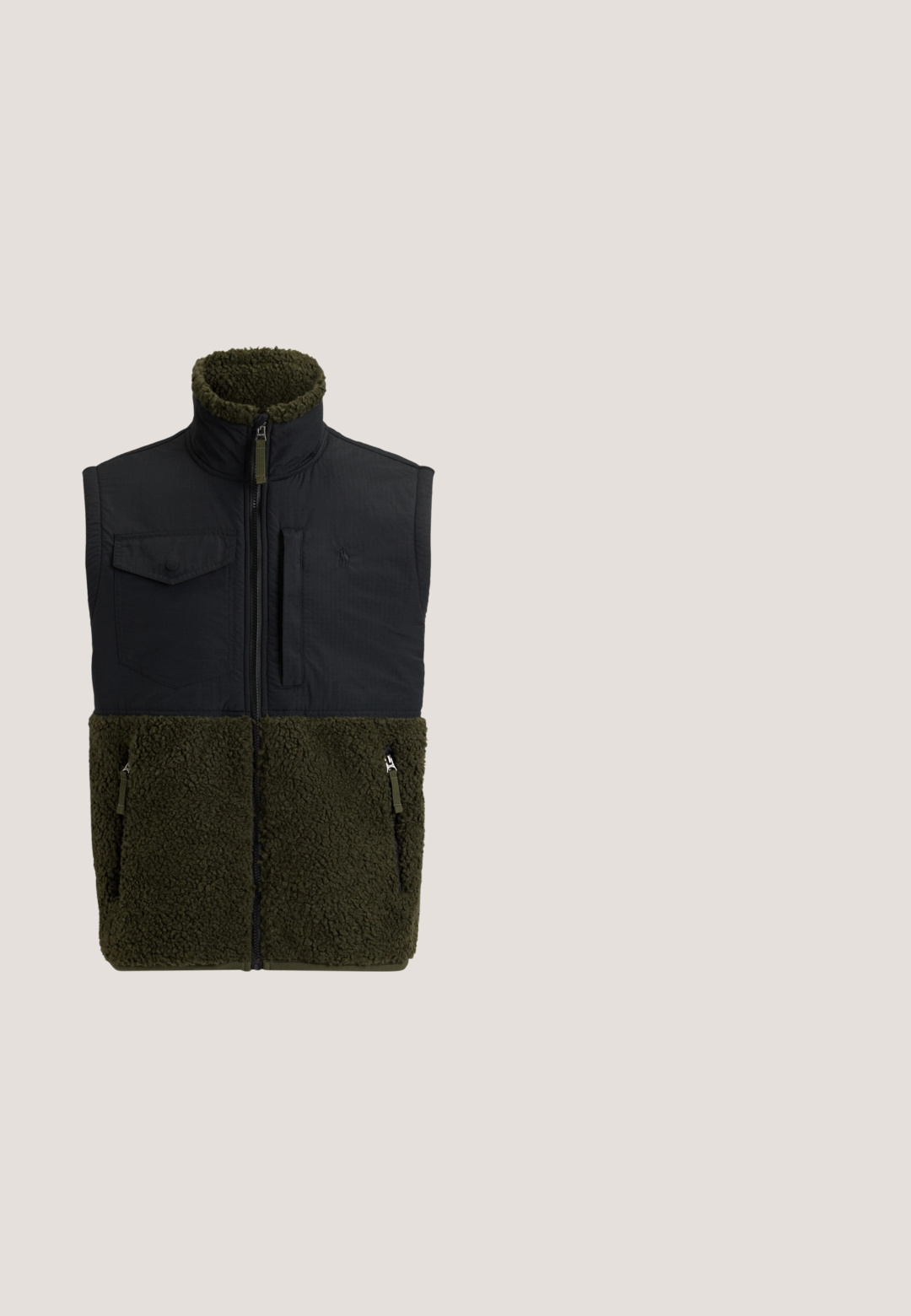 Dunkel marineblaue Weste mit hohem Kragen, unterer Teil aus olivgrünem Fleece, zwei Fronttaschen und Reißverschluss. Strukturierte und isolierte Ausführung.; Polo Ralph Lauren LOGO DOUBLE-KNIT HOODIE - Kapuzenpullover - beige; Beige Polo-Shirt mit langen Ärmeln aus Baumwolle, mit einer Knopfleiste mit drei Knöpfen, gerippten Bündchen und einem kleinen gestickten Logo auf der Brust.; Dunkelblaue Slim-Fit-Jeans mit vorderem Knopf und Reißverschluss, fünf Taschen sowie dezenter Verfärbung an den vorderen Oberschenkeln und Knien.; Weißer niedriger Sneaker mit dunkelblauem Streifen und Logo an der Seite sowie dunkelblauer Fersenschlaufe, flacher weißer Sohle und weißen Schnürsenkeln.; Schwarze Tragetasche mit kurzen Griffen, vorderer Reißverschlusstasche und geprägt Polo Ralph Lauren Logo.