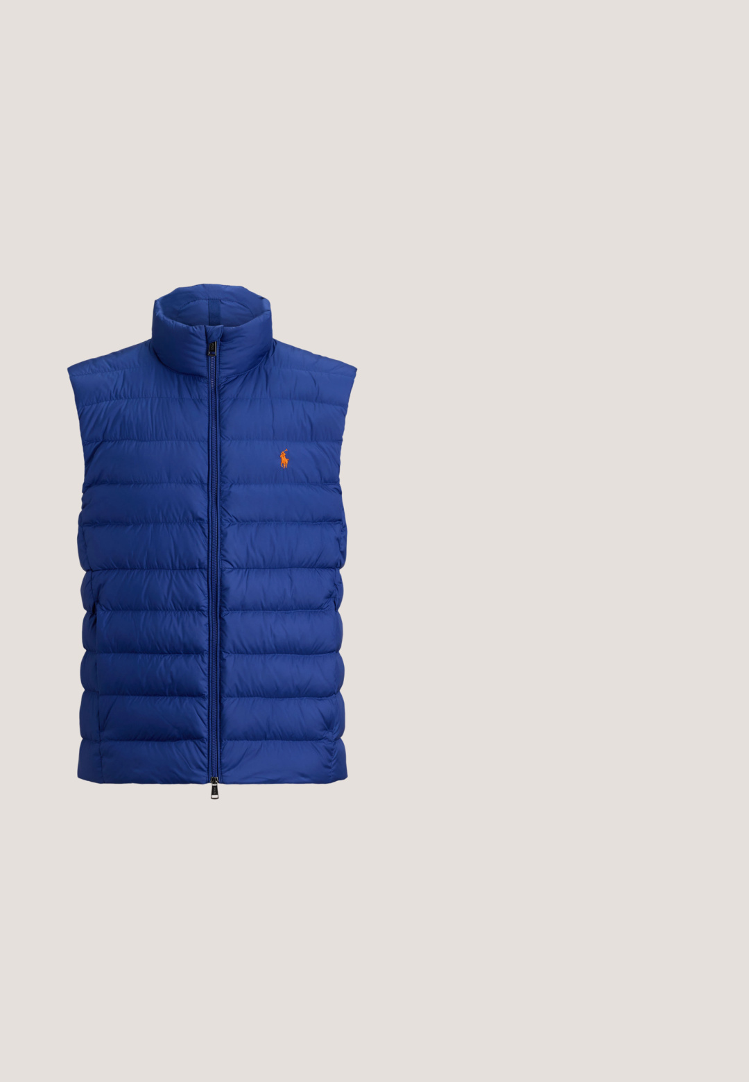 Blå quiltet ærmeløs polstret vest med lynlås foran og lille orange broderet logo på venstre bryst.; Lyseblå hættetrøje med en bjørn iført briller, et gult tørklæde, brun jakke, jeans og sneakers med teksten "Polo Bear by Ralph Lauren" nedenunder.; Lyseblå t-shirt med korte ærmer med hvid "POLO R.L." tekst centreret foran og lille hvid logo af en polospiller nær bundkanten.; Lys blå denimjeans med en falmet finish, fem-lomme design og kontraststing. Har lynlås og bæltesløjfer. Lige pasform.; Brun ruskind sneaker med hvide snørebånd og hæl, gummisål og gyldent Ralph Lauren hestelogo på siden.; Lille mørkeblå crossbody taske med sort justerbar rem, front-lynlåslomme og broderet Polo-spiller logo i midten.