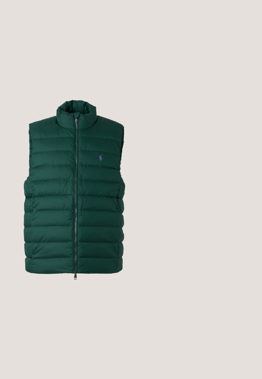 Veste sans manches matelassée vert foncé avec une fermeture éclair à l'avant et un petit logo violet brodé sur la poitrine gauche.; Pull à manches longues en maille torsadée vert foncé, avec poignets et ourlet côtelés, avec un petit logo Polo Ralph Lauren rose sur la poitrine gauche.; Polo à manches courtes en coton vert foncé avec un motif pittoresque de maisons, bateaux et arbres ; il comporte une patte de boutonnage à trois boutons et un col en côte.; Pantalon marron coupe droite avec passants de ceinture, bouton et fermeture éclair à l'avant, et poches latérales sur fond blanc.; Baskets basses blanches avec une bande verte et le logo Polo sur le côté, languette de talon verte et lacets blancs, vues de côté gauche sur fond uni.; Polo Ralph Lauren Lunettes de soleil - black/white