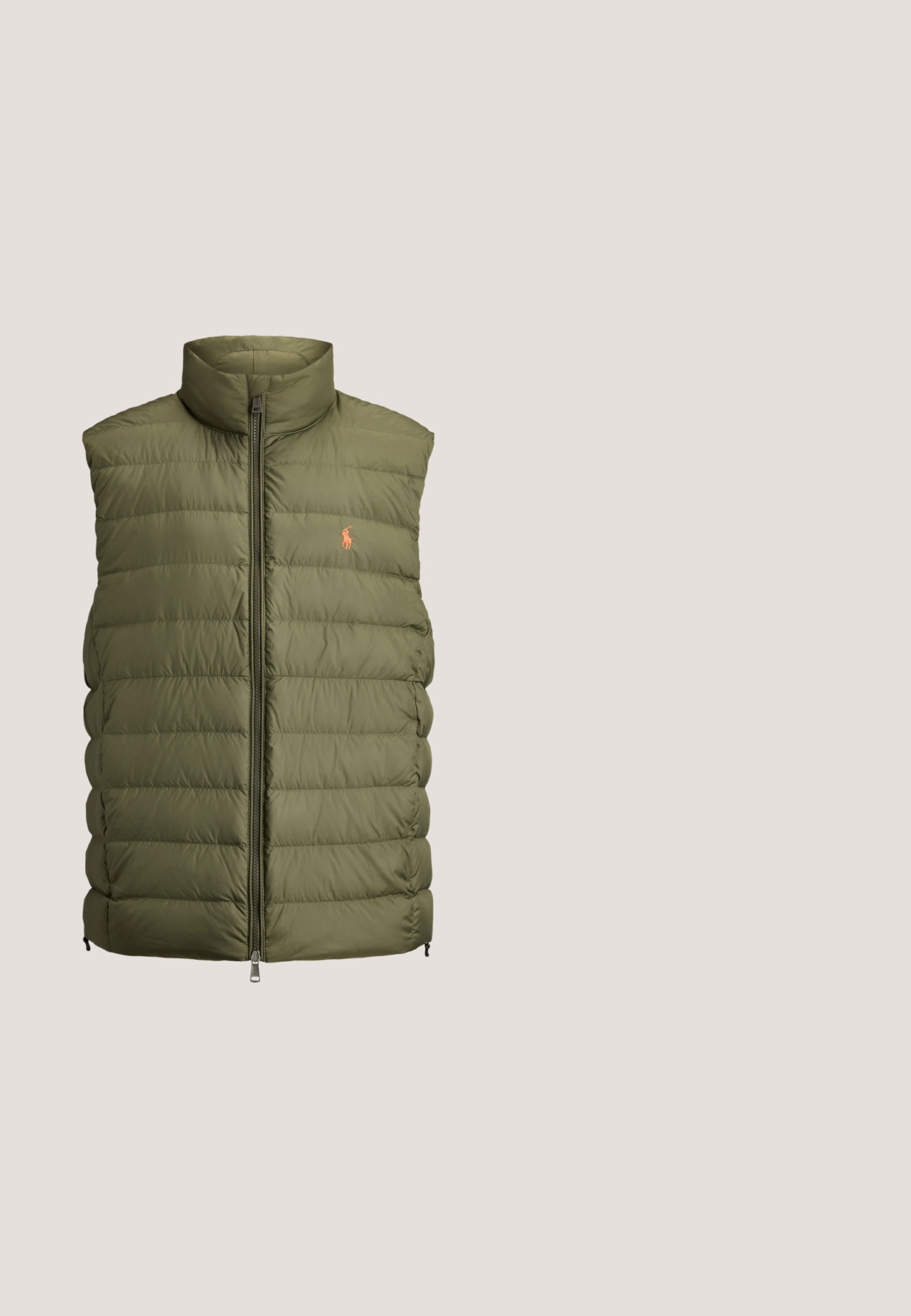 Olivengroen doorgestikt mouwloos gewatteerd vest met opstaande kraag en ritssluiting aan de voorkant, met een klein oranje geborduurd logo op de borst.; Olijfgroene hoodie met frontzak, capuchon met trekkoord, geribde boorden en zoom, en klein wit Polo Ralph Lauren-logo op de borst.; Lichtgrijs T-shirt met korte mouwen en ronde hals met klein geborduurd Polo Ralph Lauren-logo op de linkerborst.; Blauwe verweerde straight-leg spijkerbroek met knoop- en ritssluiting aan de voorkant, riemlussen en voorzakken op een effen achtergrond.; Heren sneakers in donkergroen en bruine suede, met meshpanelen, witte veters en een rubberen zool. Kenmerkt een logo aan de zijkant.; Kleine zwarte crossbodytas met voorvak met rits, verstelbare riem en geborduurd logo van een polospeler te paard.