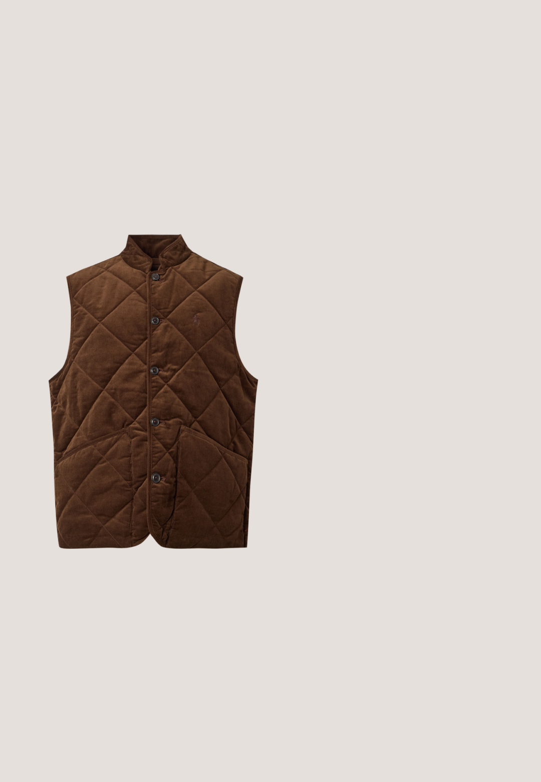 Brun quiltet ærmeløs vest med stående krave, knaplukning foran og to store forlommer.; Beige langærmet striktrøje med rund hals, ribstrikkede manchetter og kant, med en lille broderet Polo Ralph Lauren-logo på brystet.; Hvid poloshirt med korte ærmer, krave og to knapper, med lille mørkeblåt Ralph Lauren-logo på venstre bryst.; Mørkeblå denimjeans med lige ben, kontrastsyninger, bæltestropper og forlommer, lagt fladt på en hvid baggrund.; Beige ruskindsloafers med syninger, flad gummisål og et lille logo på siden. Klassisk slip-on design, blød tekstur.; Mørkegrønne rektangulære solbriller med brune tonede brilleglas og gulddetaljer på hjørnerne og stangenderne.