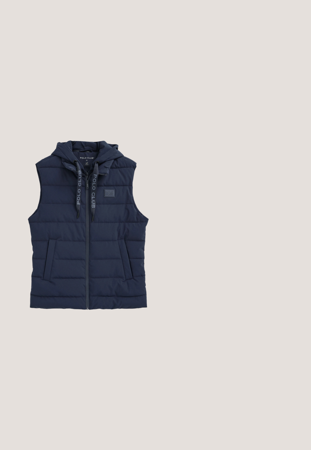 Chaleco acolchado sin mangas azul marino con capucha, cremallera frontal, dos bolsillos y logo "Polo Club" en el pecho y cordones.; Sudadera azul marino con cuello de embudo, textura acanalada y un diseño moteado. Incluye cordones y la marca #OFFTRACK TOM TAILOR.; TOM TAILOR T-SHIRT LANGARMSHIRT MIT LOGO PRINT - Camiseta de manga larga - sky captain blue; Jeans de mezclilla azul oscuro con un ajuste estándar, que presentan una cremallera, cinco bolsillos y costuras amarillas en contraste. Textura suave en general.; Zapatilla de ante marrón con detalles de textil azul marino, puntera redonda, cordones y detalle de cremallera lateral. Entresuela blanca y suela exterior de goma texturizada.; Gafas de sol rectangulares azul marino con lentes oscuras y detalles rojos en las varillas, colocadas sobre una superficie blanca.