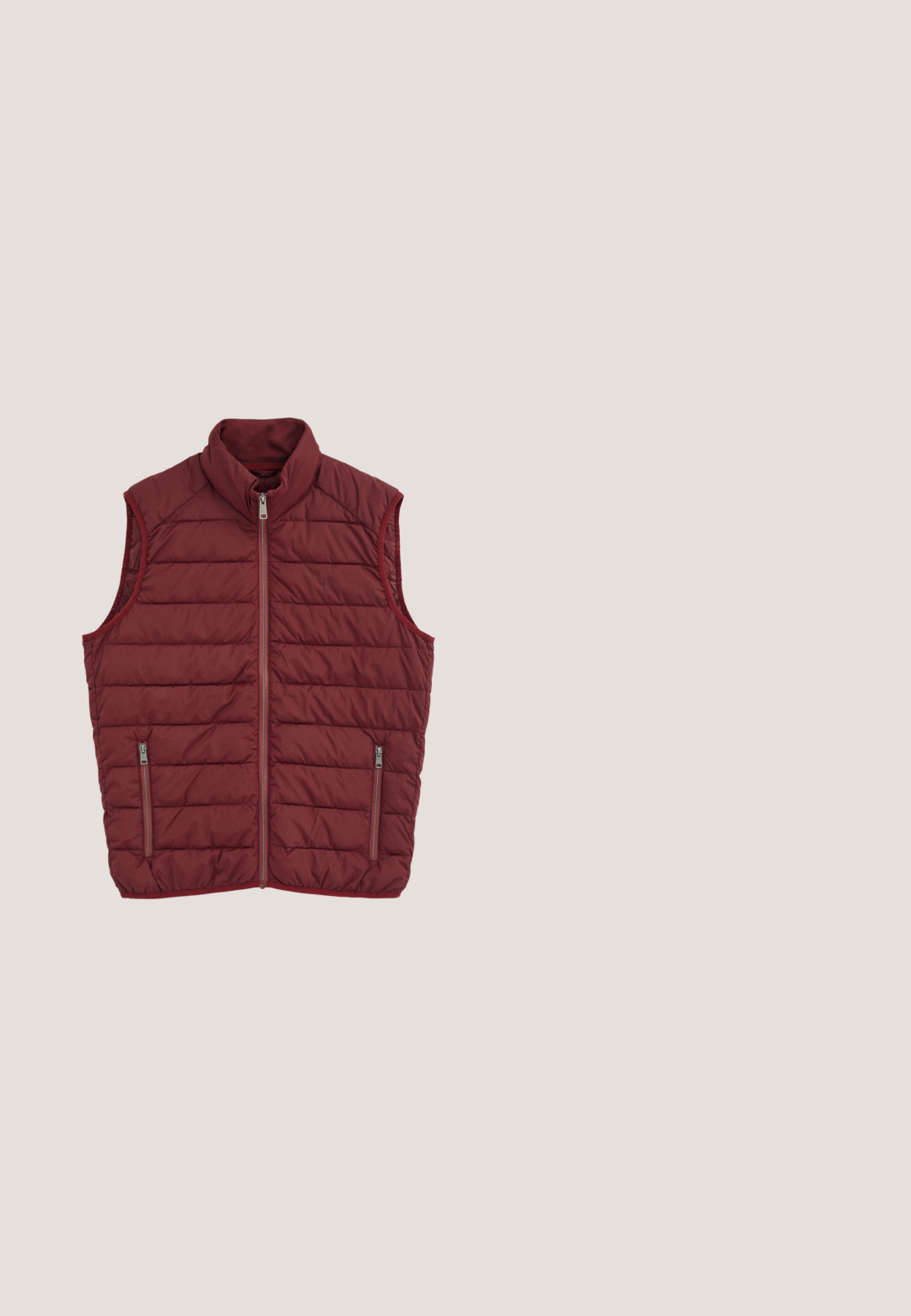 Veste matelassée sans manches bordeaux avec fermeture éclair à l'avant, col montant et deux poches zippées à la taille sur fond blanc.; Pull à col roulé bordeaux en tissu doux, avec des manches longues, un col et des poignets côtelés, et une texture lisse sur l'ensemble.; Polo bordeaux à manches longues avec deux boutons et petit logo de rames croisées sur le côté gauche de la poitrine.; Façonnable REGULAR FIT - Chino - dark red; Basket en cuir marron foncé avec lacets noirs, semelle blanche épaisse et logo "bugatti" sur le côté, vue depuis l'extérieur.; Sac cylindrique bordeaux et marron avec des poignées blanches rayées et "GUESS EST. 1981" imprimé sur la poche avant.