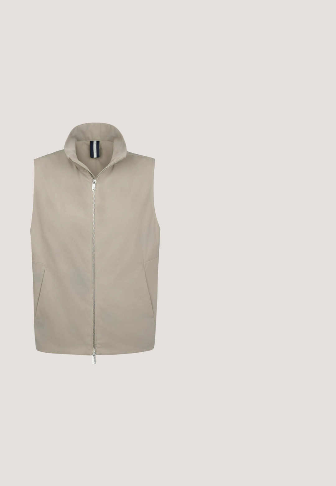 Beige ærmeløs vest i glat stof med høj krave og lynlås foran. Har to sidelommer. Simpelt design uden synlige mønstre.; Mørkeblå sweatshirt lavet af blødt bomuldsblandingsstof, med rund halsudskæring, lange ærmer samt ribbede manchetter og kant.; Mørk navy langærmet skjorte i et struktureret stof. Har krave med knapper, frontplade med knapper og et diskret logo på brystet.; Marineblå bukser med lige ben, taljebånd, bæltestropper, knaplukning og forreste læg.; Lavtop hvid læder sneaker med beige ruskind accents, sål med honningkage mønster i gummi, hvide snørebånd og brun hælflig.; LUCLEON CALIFORNIA - Weekendtasker - brown