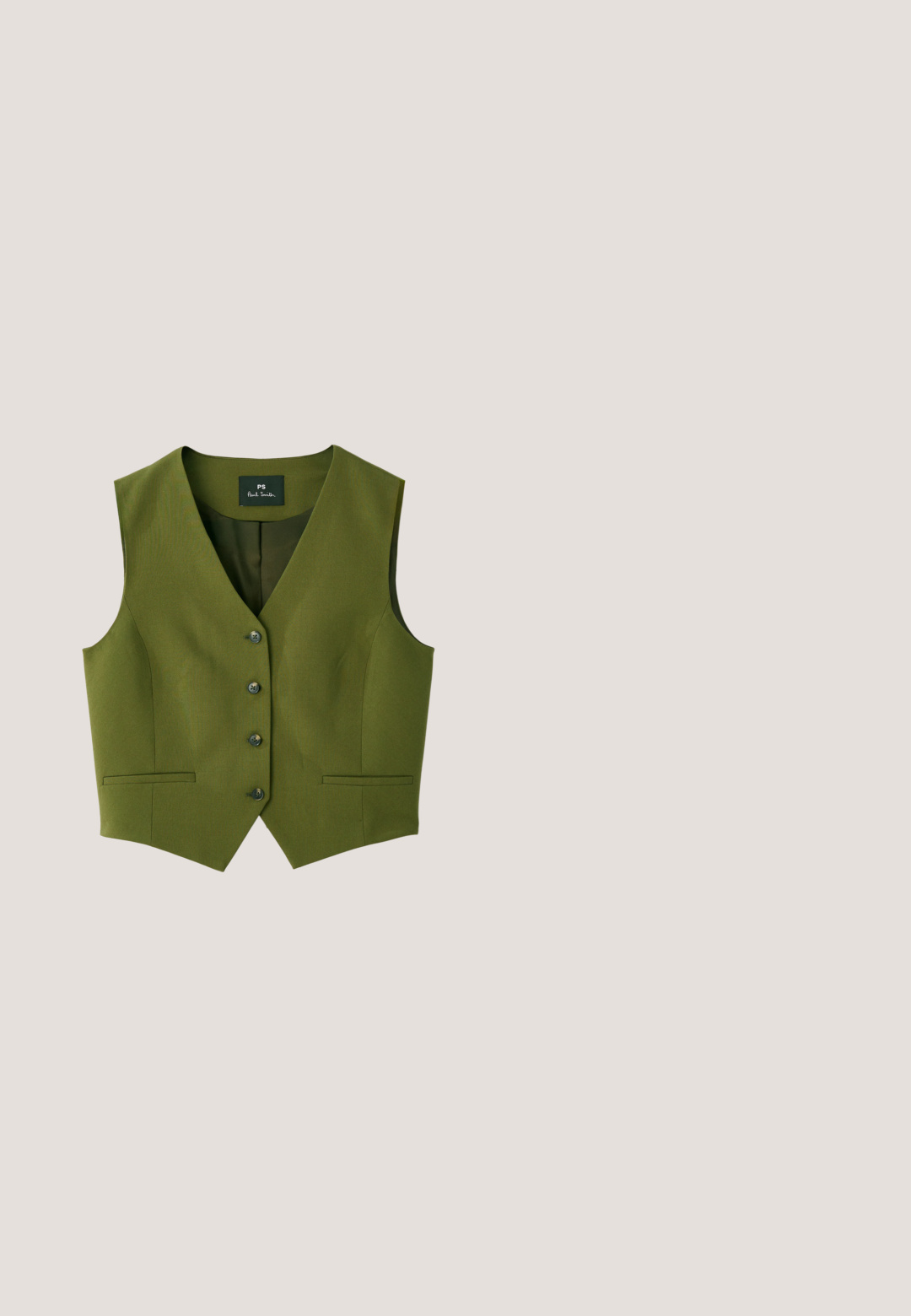 Olijfgroen vest met een V-hals, sluiting met vijf knopen, twee zijzakken en een gladde textuur. Merkenlabel zichtbaar aan de binnenkant.; Donkerbruine coltrui met lange mouwen, slim fit en lichtgewicht stof op een effen lichte achtergrond.; Khaki wijde broek van een katoenmix, met knoopsluiting, zijzakken en een zachte textuur met een subtiele glans.; Laaggehakt schoentje met spits toelopende neus, zwarte hak, bruine band en zilveren gesp, en een voorzijde in kleurvlakken in donkerbruin en beige lakleer.; Kleine beige suède schoudertas met een zacht, gebogen ontwerp en een enkele dikke schouderband tegen een effen achtergrond.; Gouden creolen met hartvormige hangers. Elk hart heeft een getextureerd oppervlak en een centrale zwarte edelsteen in een klauwzetting.