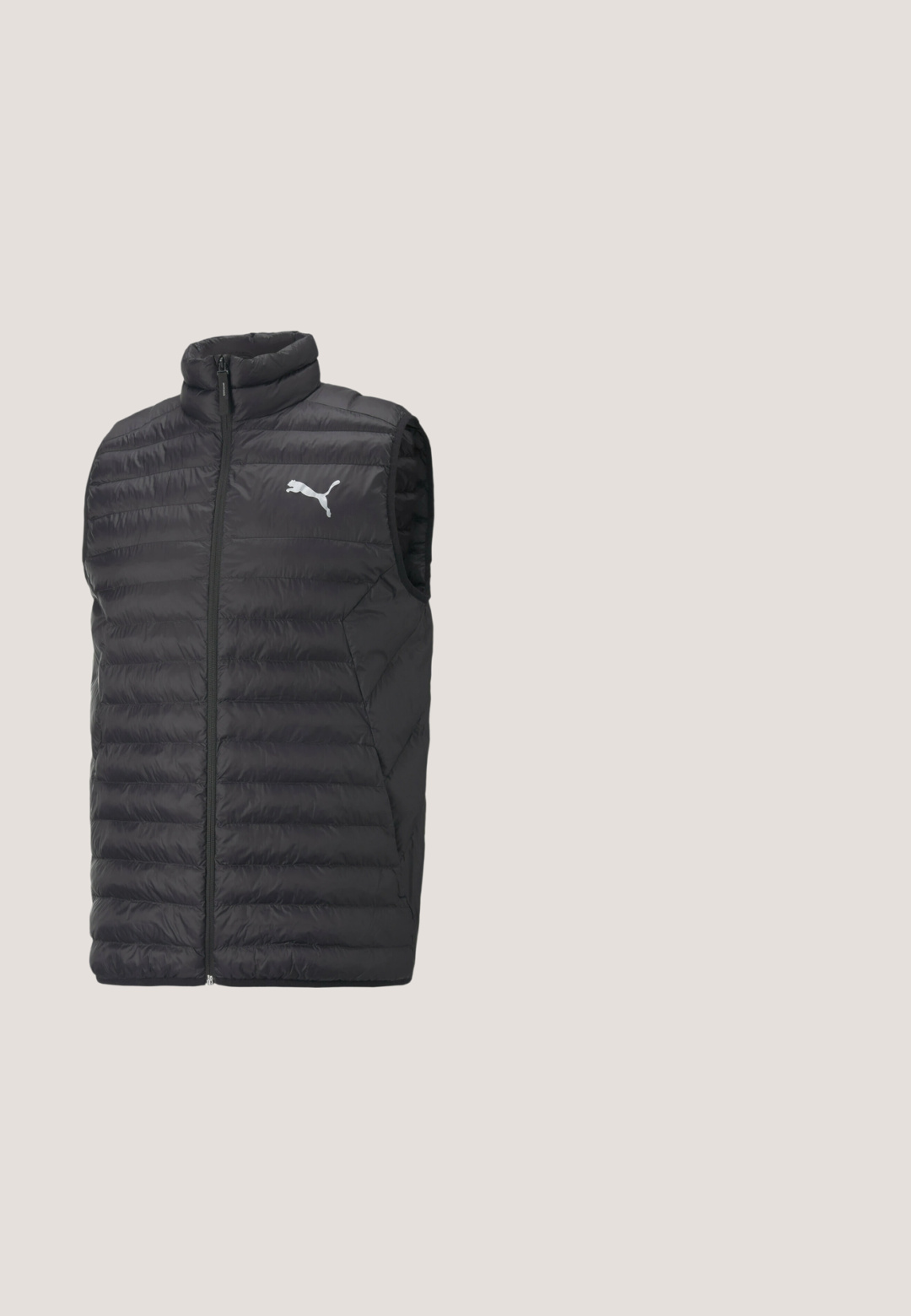 Chaleco acolchado negro con cuello alto, cierre de cremallera y logo de Puma en el pecho izquierdo. Textura suave con un diseño acolchado y sin mangas.; Sudadera de color beige claro con cuello redondo, bolsillo con cremallera y logo negro. Presenta puños acanalados y una textura suave y lisa.; Camiseta blanca de manga corta hecha de una tela suave, con un pequeño logo negro de Puma en el pecho. Diseño clásico de cuello redondo y corte recto.; Pantalones de chándal de color beige claro, hechos de un tejido suave. Presentan un logo negro, bolsillos laterales con cremalleras y un corte relajado.; Zapatilla blanca de Puma con detalles en verde y amarillo, logo del equipo Aston Martin de Fórmula 1, diseño con cordones y suela de perfil bajo.; Bolsa de viaje negra con una superficie texturizada, correa de hombro ajustable, asas dobles, bolsillo lateral con cremallera y un logo en un lado.