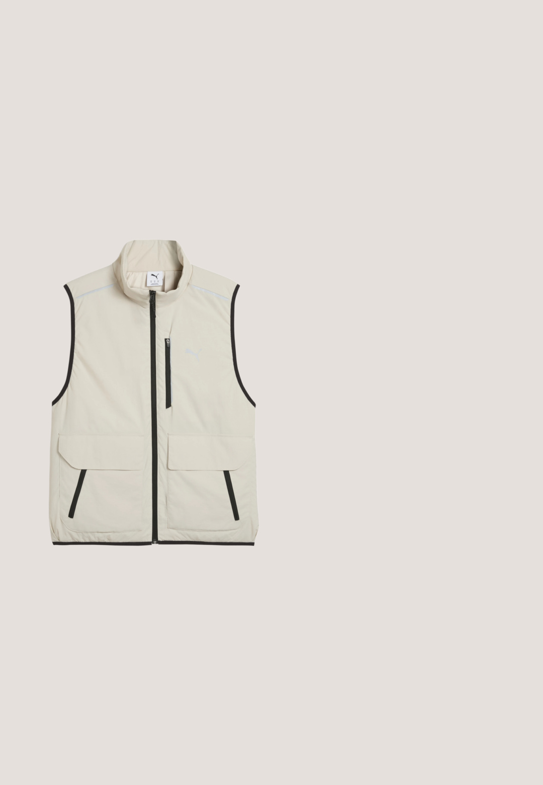 Lys beige ærmeløs vest med sort lynlås, to forlommer med klap, en lynlåslomme på brystet og høj krave.; Beige langærmet sweatshirt med hvide striber langs ærmerne og lille hvid Puma-logo på venstre bryst.; Beige T-shirt med korte ærmer, sort globusgrafik, hvid puma-silhuet og sort PUMA-logo på brystet.; Cremefarvede sweatpants lavet af blødt materiale med elastisk talje og manchetter. Har et lille logo-patch på venstre hofte.; Beige og brun lavtop sneaker med snørebånd, polstret sål og trækskylle ved hælen, vist fra siden på hvid baggrund.; Fanny pack med en cremet canvas overflade, der har et geometrisk brunt mønster, sorte lynlåse og en justerbar sort rem.