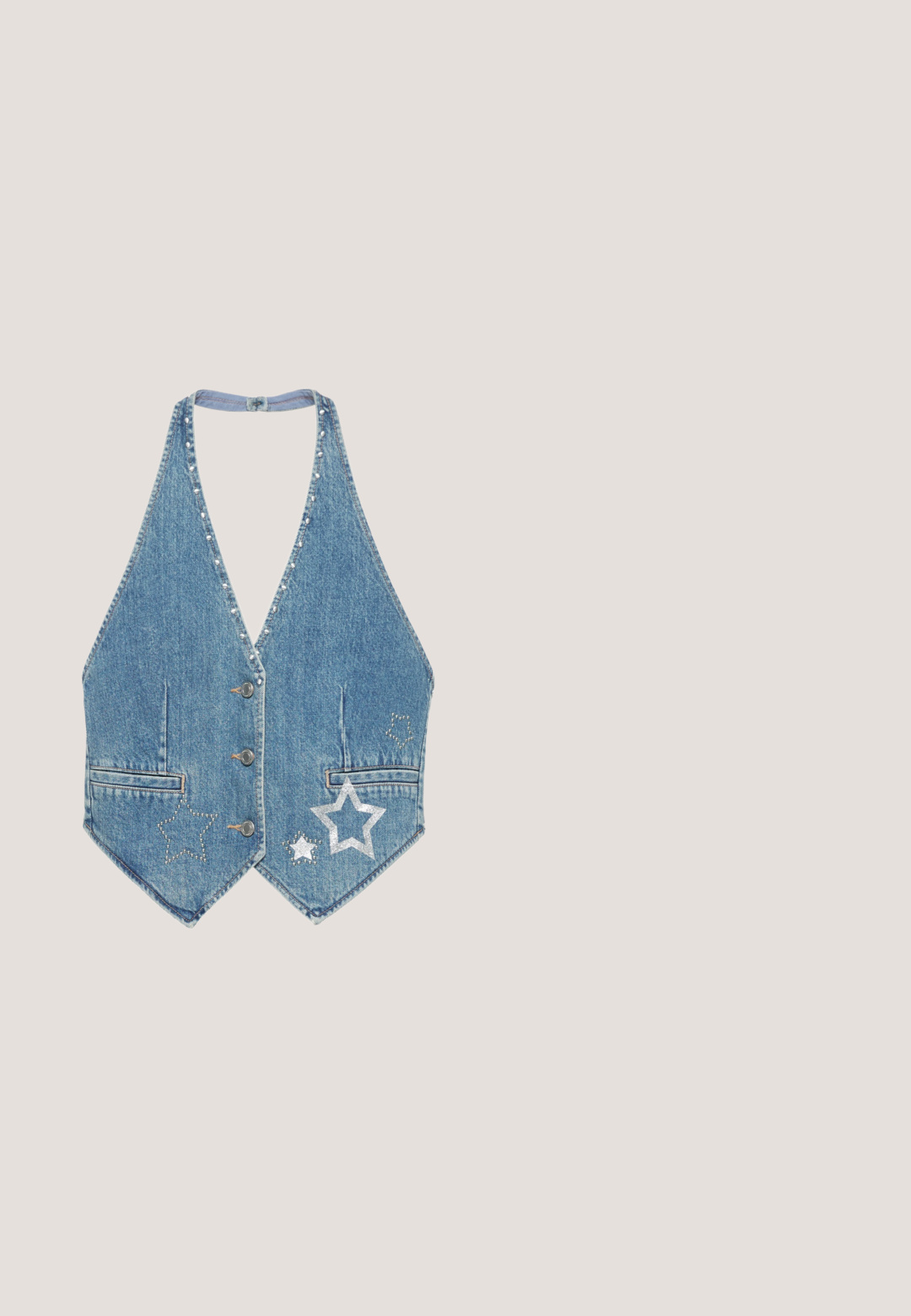 Veste en denim bleu avec boutons argentés, une poche horizontale et une étoile délimitée par de petites clous métalliques près du bord inférieur.; T-shirt de sport blanc à manches courtes avec panneaux latéraux et col bleu marine, avec le texte "FRANCE SPORTS" et le numéro 46 sur le devant.; Shorts en denim bleu clair avec revers roulés, fermeture à double bouton, poches avant et passants pour ceinture.; Baskets avec une tige en textile gris clair et bleu, ornées de paillettes et de strass, et une semelle en caoutchouc gomme.; Des lunettes de soleil en forme de chat avec des montures en métal doré et des verres teintés en bleu, inclinées contre un fond blanc.; Sac à main bleu clair avec superposition de dentelle blanche, fermoir à tourniquet doré, bandoulière chaîne dorée amovible et bandoulière en tissu ajustable.