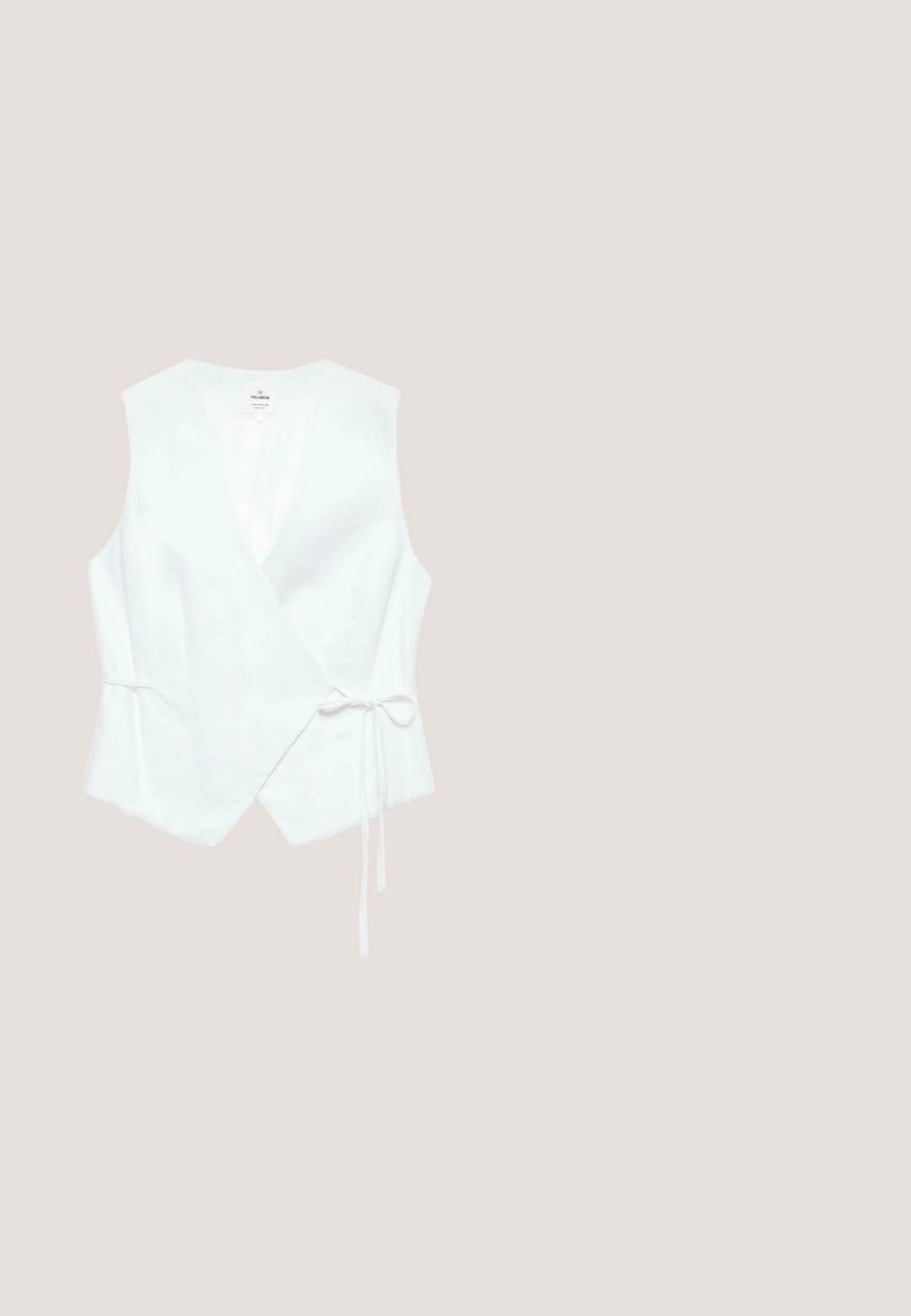 Veste blanche sans manches à enfiler avec col en V et fermeture par nouage sur le côté, coupe cintrée, confectionnée dans un tissu lisse.; Top tube blanc sans bretelles avec un cordon de serrage au centre et un ourlet élastiqué en bas.; Pantalon blanc léger plissé avec taille et chevilles élastiques, doté d'un lien coulissant à l'avant.; Sandale plate à enfiler avec des lanières en cuir blanches croisées et une semelle marron clair, vue de côté sur fond blanc.; Lunettes de soleil ovales à monture blanche avec verres teintés marron, posées sur une surface gris clair.; Sac à épaule en tissu couleur crème avec broderie florale à œillets et une seule bandoulière souple.