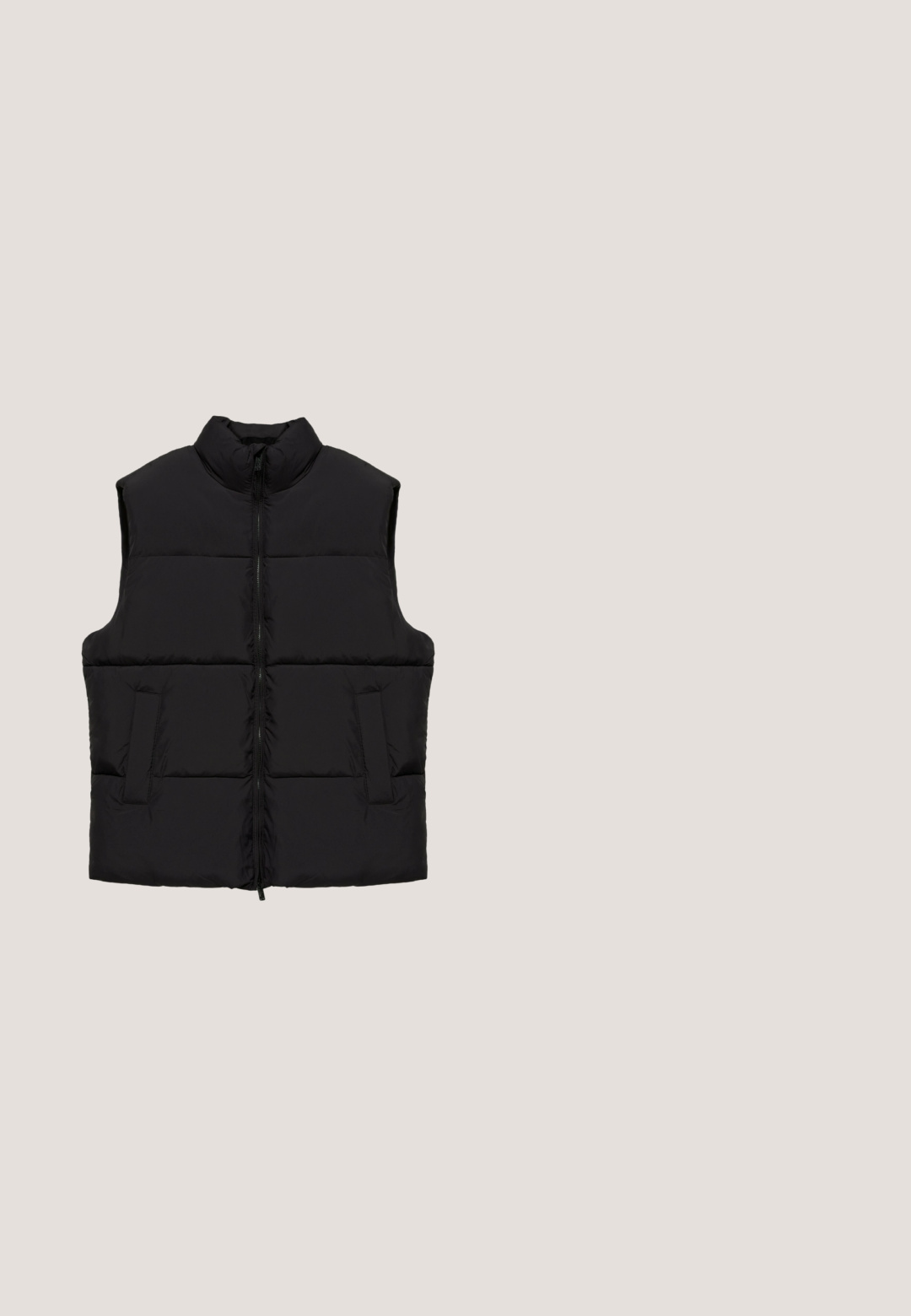 Zwarte mouwloze gewatteerde bodywarmer met ritssluiting aan de voorkant en zijzakken, ontworpen voor warmte en laagjes.; Zwart katoenen T-shirt met korte mouwen, een ronde hals en een losse pasvorm; gladde textuur zonder zichtbare patronen of accenten.; Zwarte broek met elastische taille, trekkoord en zijzakken, voorzien van een losse pasvorm en rechte pijpen.; Zwarte lage sneaker met dikke zool en veters aan de voorkant, gemaakt van glad leer, zijaanzicht op een witte achtergrond.; Zwarte zonnebril met ronde donkere lenzen, octagonale montuurvorm en armen met schildpadpatroon, voorzien van een klein logo-accent.; Zwarte rechthoekige polstasje met voorvak en ritssluiting, gestructureerde stof en band bevestigd aan één kant.