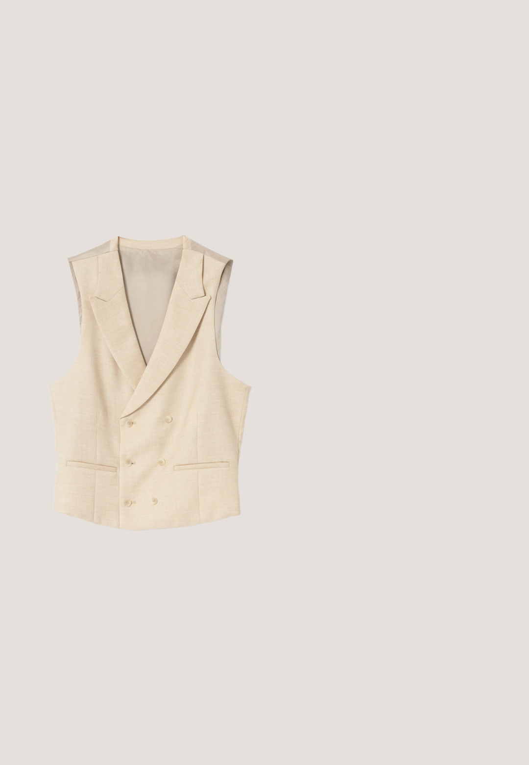 Chaleco blazer beige sin mangas de doble botonadura con solapas y dos bolsillos frontales horizontales, colocado plano sobre un fondo blanco.; Camisa de manga corta en tela amarilla clara texturizada, con un patrón geométrico, cuello con muesca y cinco botones en la parte delantera.; Pantalones cortos color crema con tela texturizada y un estampado floral, cintura elástica y cierre con cordón.; Zapato beige de ante, tipo slip-on, con entresuela trenzada de yute y suela de goma, vista lateral sobre fondo blanco.; Gafas de sol con montura carey, lentes marrones, forma cuadrada y varillas delgadas. Presentan la marca "Lacoste" en las patillas. Textura suave de plástico.; Neceser de piel marrón con forma rectangular, que cuenta con un compartimento principal con cremallera y un bolsillo frontal con cremallera. Superficie texturizada y asa lateral.