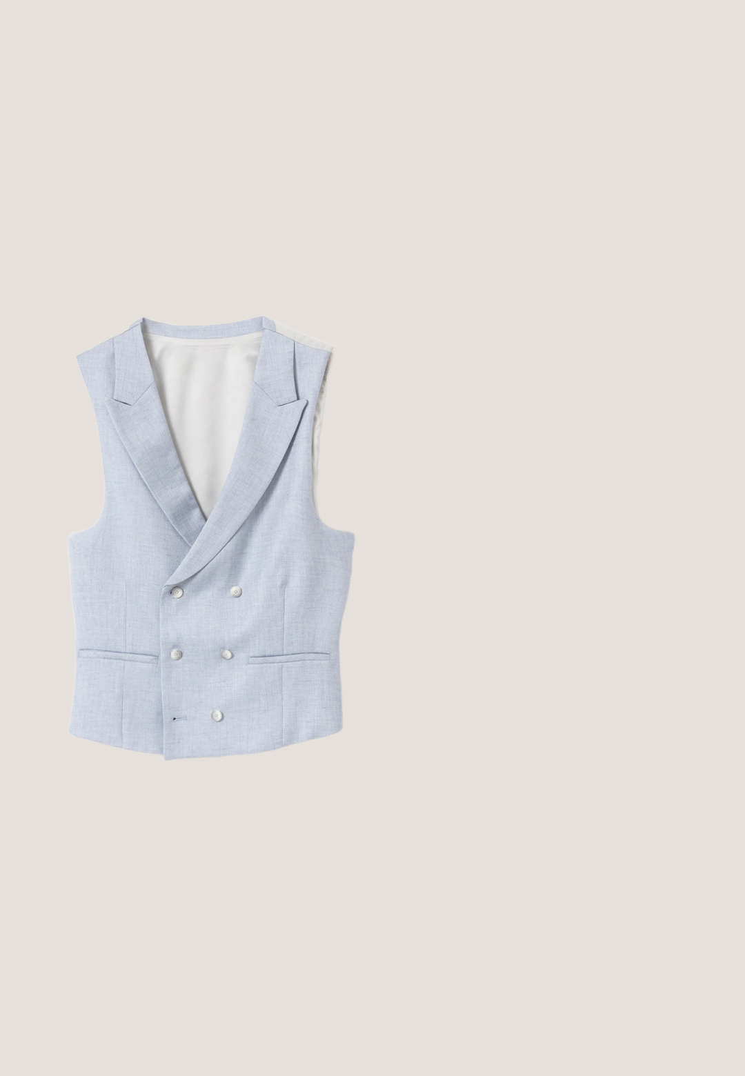 Chaleco cruzado gris claro con solapas con muescas, seis botones y dos bolsillos delanteros de ojal, mostrado plano sobre un fondo blanco.; Camisa de manga larga de color azul claro hecha de algodón. Presenta un cuello clásico y un cierre delantero con botones. Textura suave con un ajuste entallado.; Pantalones a rayas gris claro hechos de una tela texturizada, que presentan un diseño clásico, un corte recto y dos bolsillos frontales.; Zapato oxford de hombre de cuero marrón con suela y cordones negros, mostrado de lado sobre un fondo blanco liso.; Corbata azul con un patrón de cuadrícula en azul claro, colocada plana sobre un fondo claro y liso.; Cinturón de cuero texturizado marrón con hebilla de metal mate. El diseño presenta una forma elegante y un sutil logo en la correa.