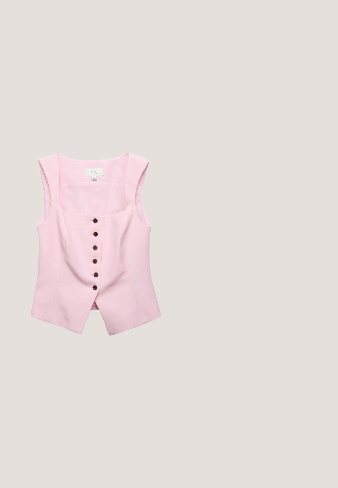 Mouwloos roze damesvest met vierkante halslijn en zes donkere knopen aan de voorkant, getailleerde pasvorm met lichte uitloop aan de onderkant.; Roze en paarse gestreepte haltertop met diepe V-hals en een geplooide taille, gestrikt bij de nek met dunne bandjes.; Wijdvallende broek met verticale roze en oranje strepen en een bijpassende gestreepte tailleband, plat gelegd op een witte achtergrond.; Platte roze gevlochten sandaal met een geplooide satijnen band en een teenstuk ontwerp, getoond van de zijkant op een witte achtergrond.; CHLOÉ Zonnebril - brown/gold-coloured/violet; Lichtpaarse geweven tas met twee handvatten, versierd met zes donkerpaarse en witte pompons en een bruine verstelbare schouderriem.